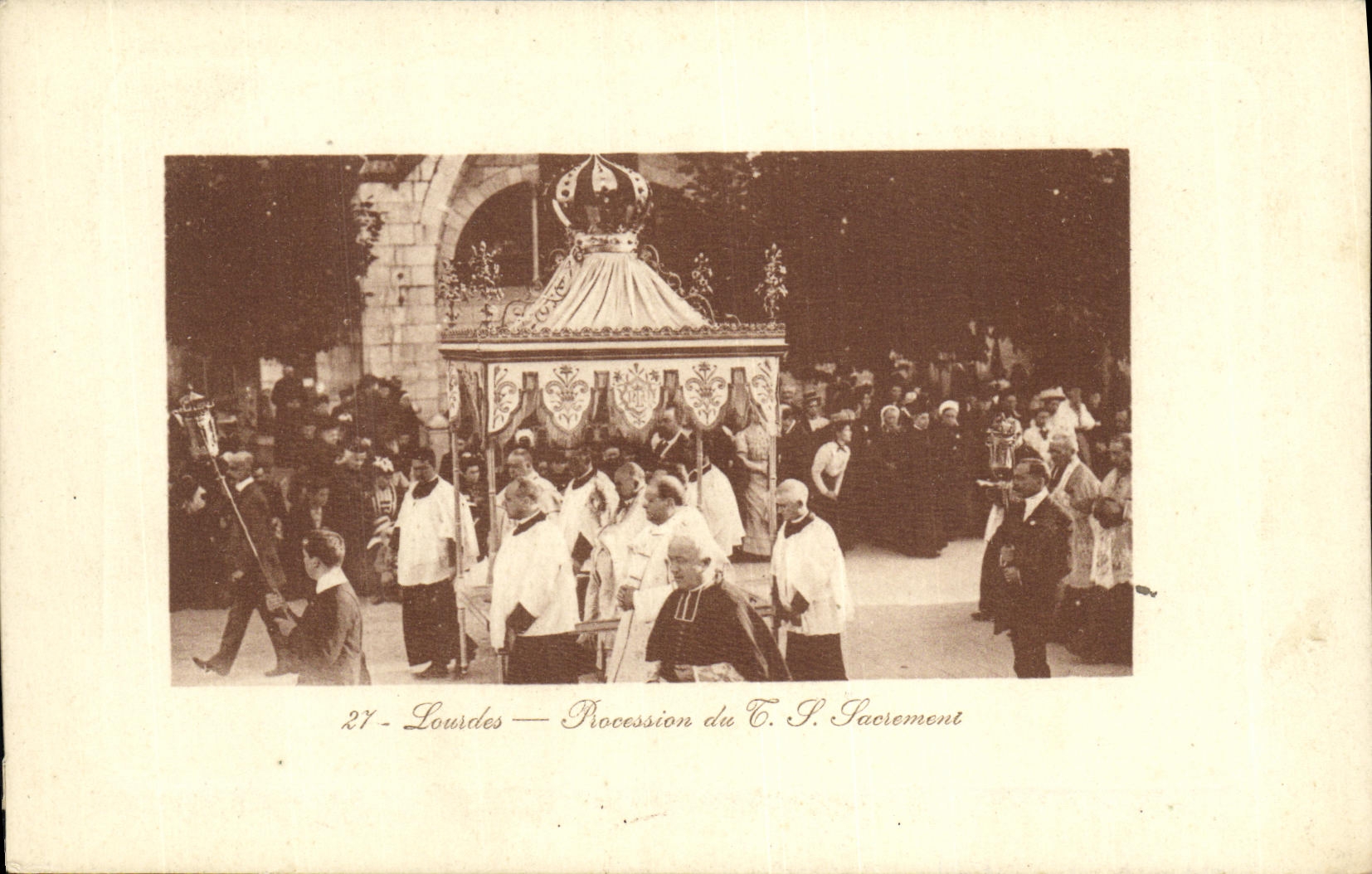 CPA Lourdes Procession du TS Sacrement 
