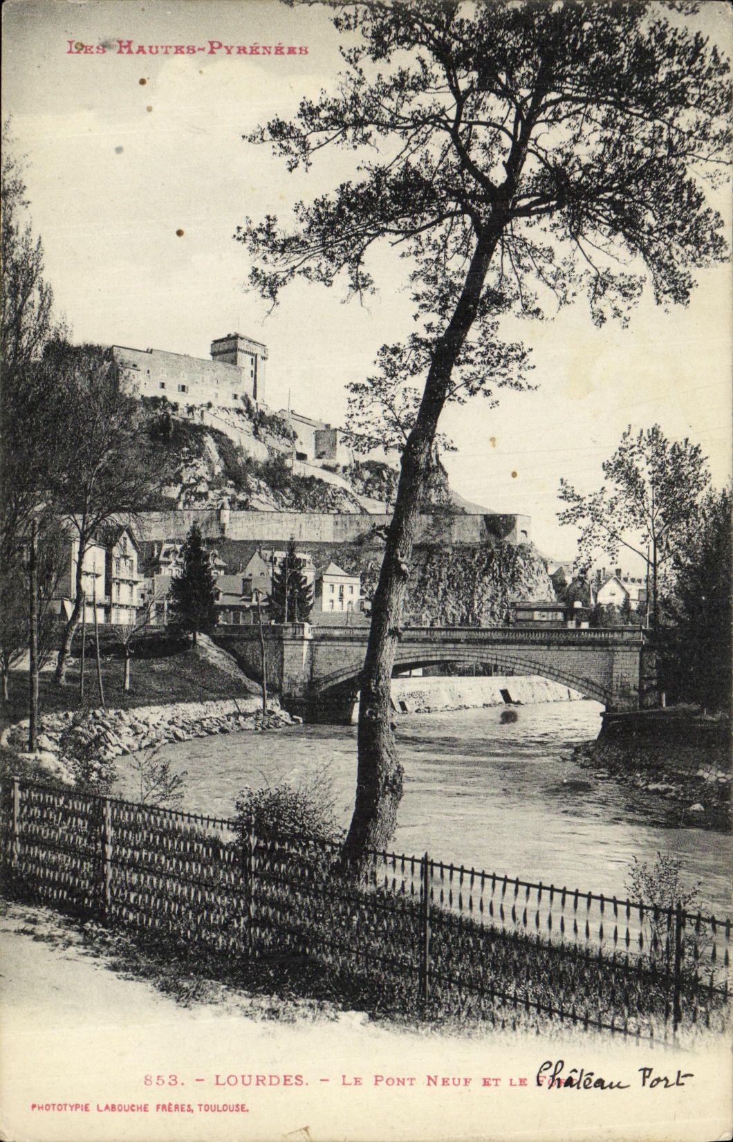 CPA Lourdes Le Pont Neuf et le chateau fort