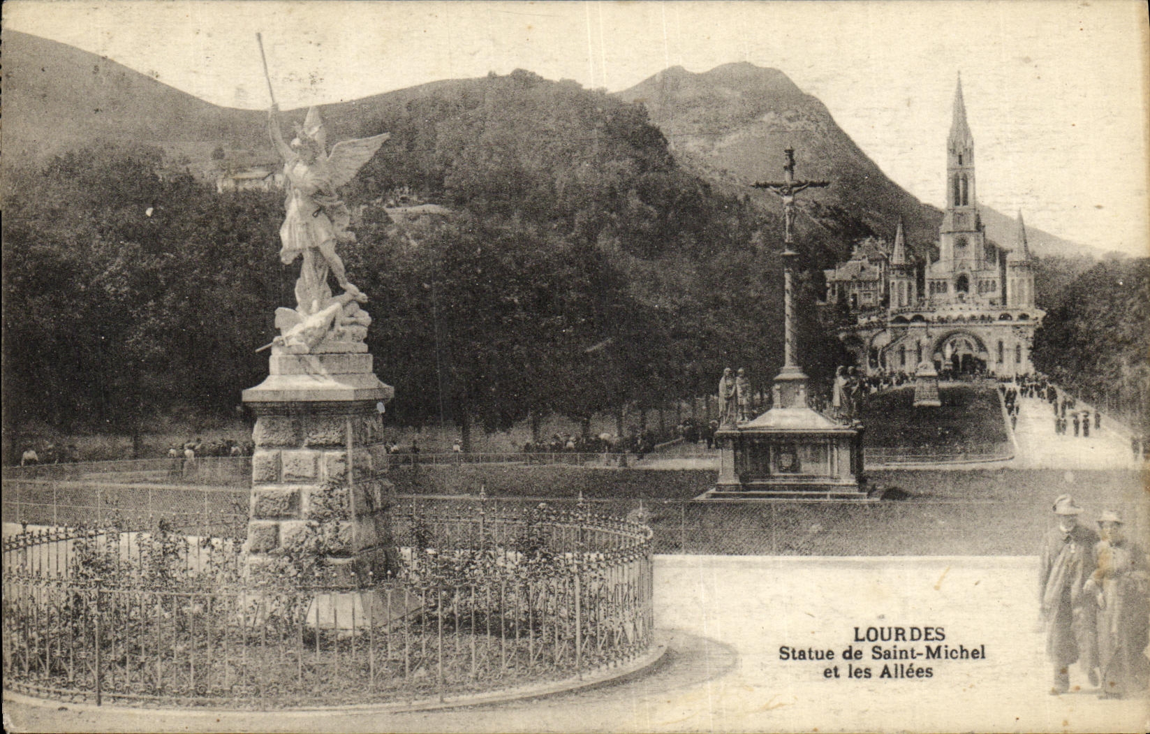 CPA Lourdes Statue de Saint Michel et les Allees