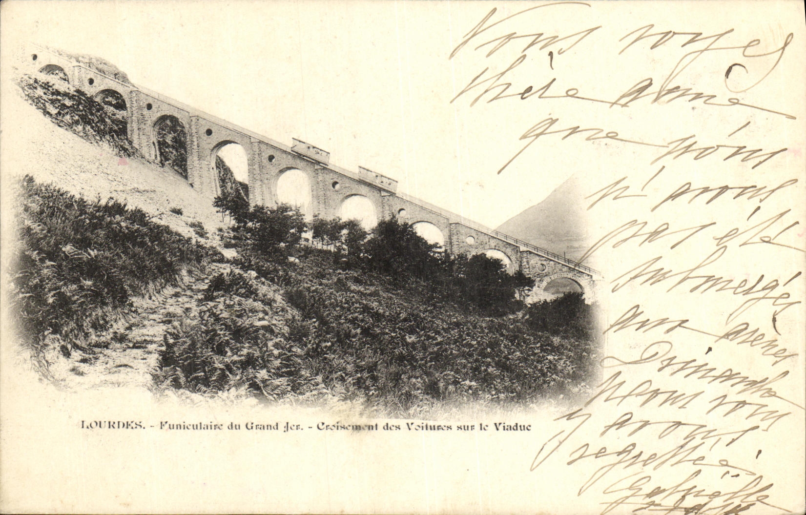 CPA Lourdes Funiculaire du grand Jer Croisement des voitures sur le viaduc