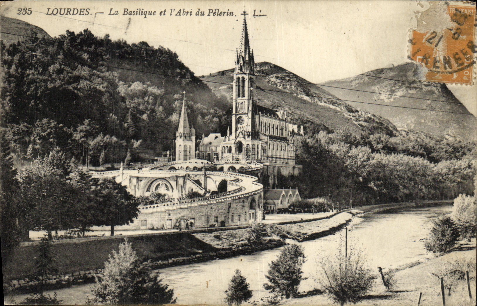 CPA Lourdes La Basilique et L Abri du Pelerin