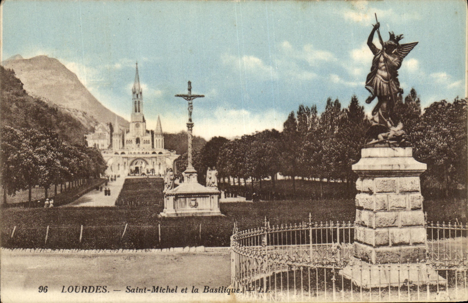 CPA Lourdes Saint Michel et la Basilique