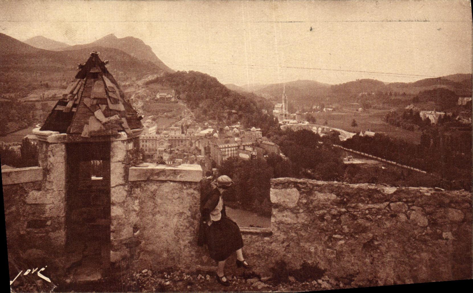 CPA Lourdes Vue d Ensemble prise du Chateau Fort