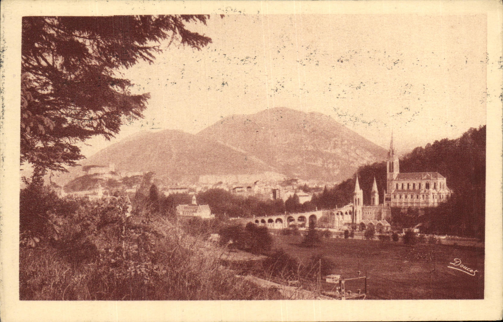 CPA Lourdes La basilique et la ville