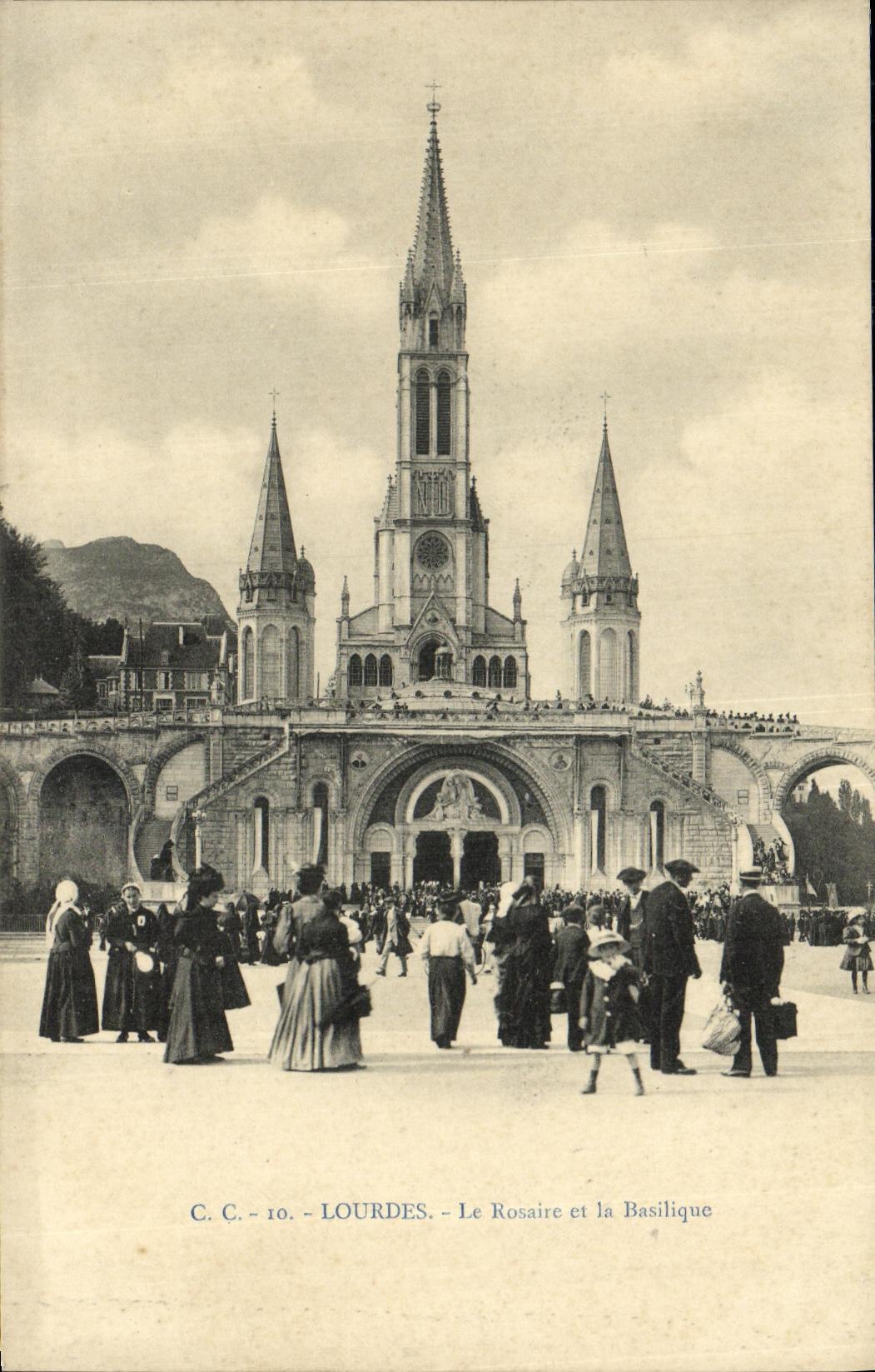 CPA Lourdes Le Rosaire et la Basilique