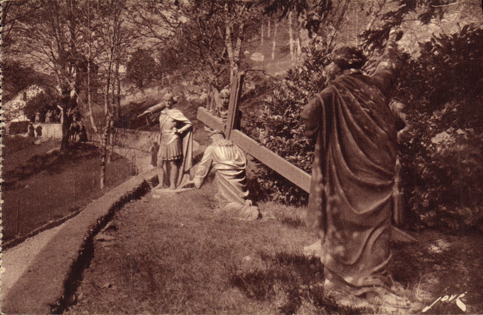 CPA Lourdes Le Calvaire 3eme Station Jesus Tombe Pour la premiere fois