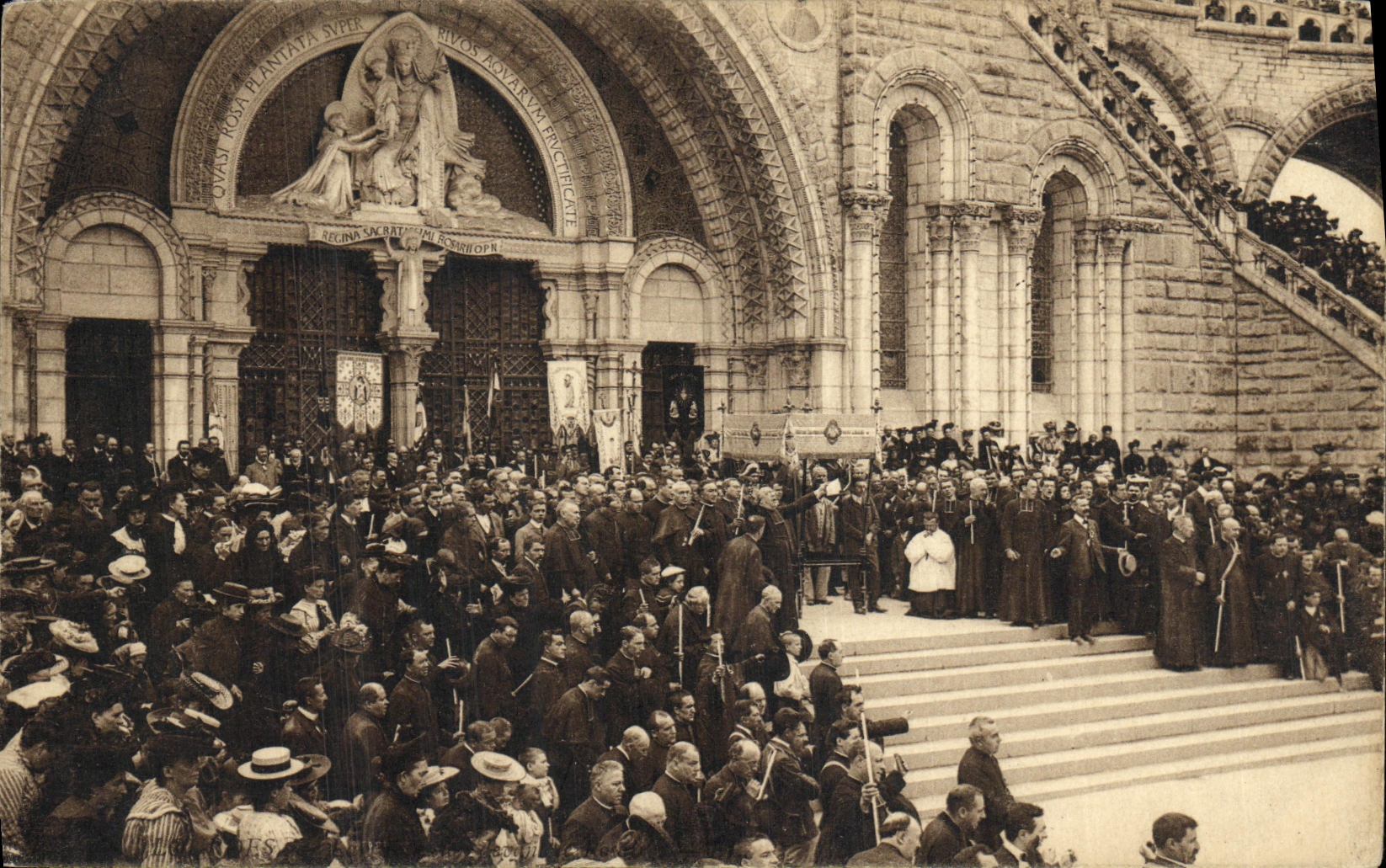 CPA Lourdes La Processious devant le Rosaire