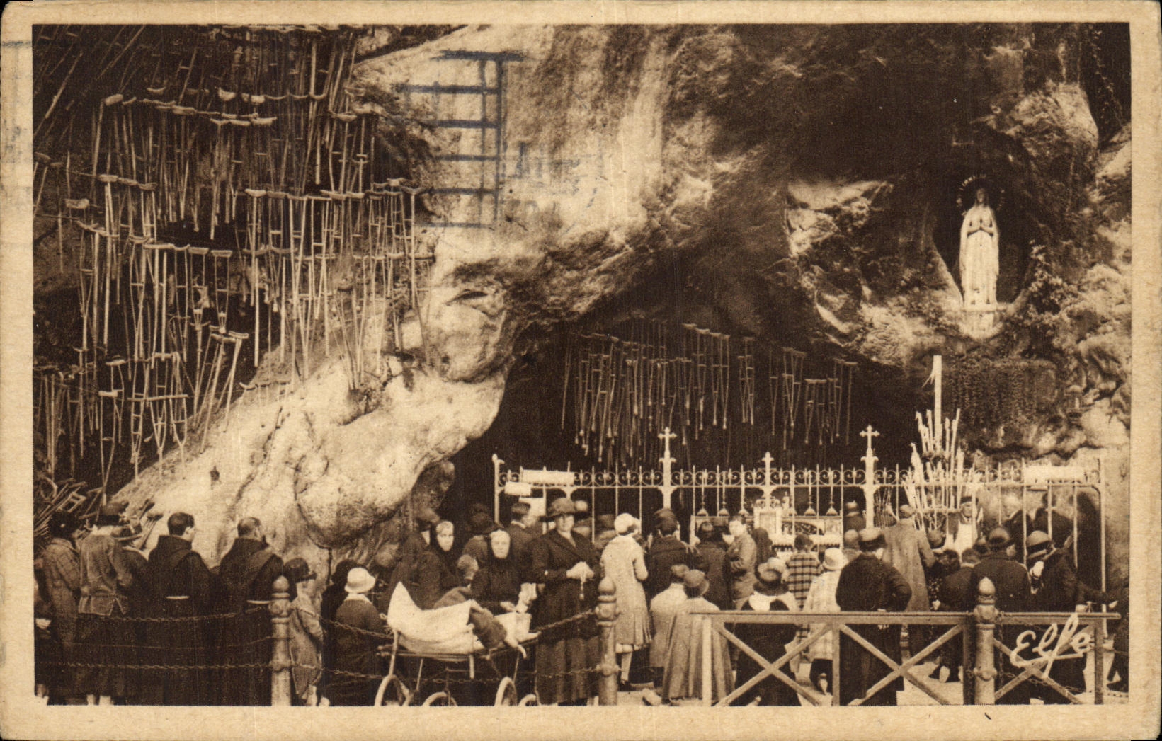 CPA Lourdes Interieur de la Grotte Miraculeuse