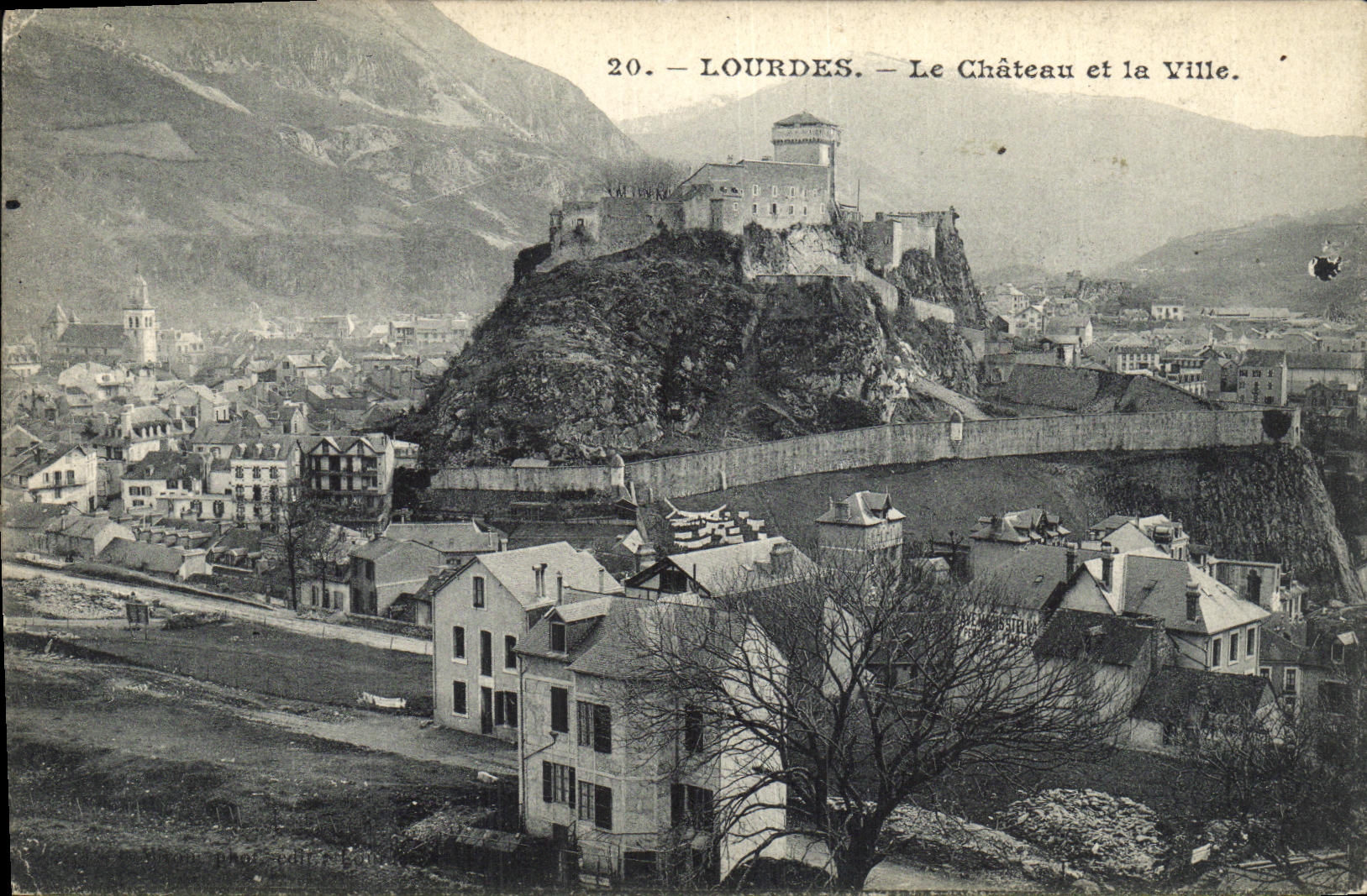 CPA Lourdes Le Chateau et la Ville