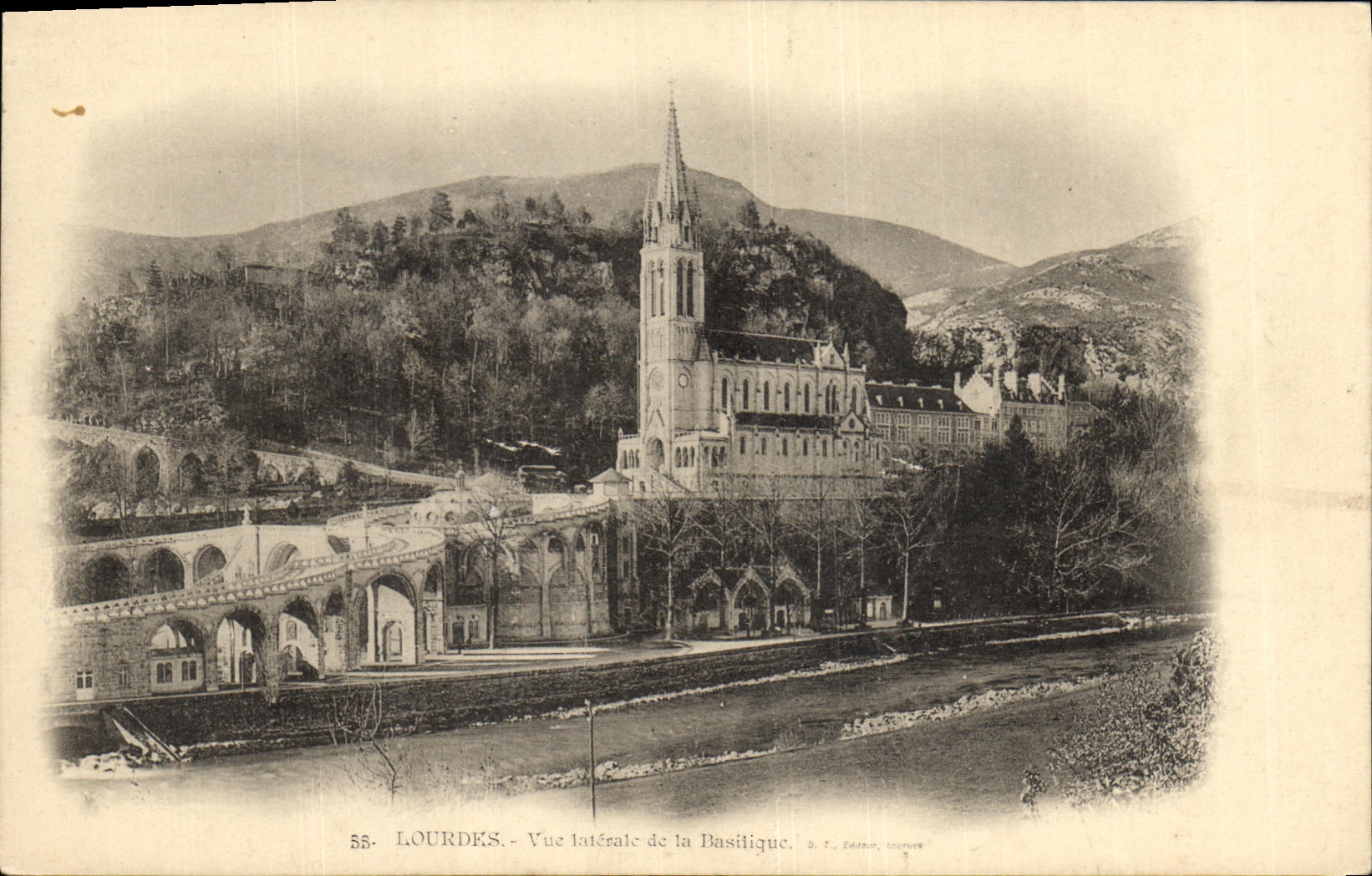 CPA Lourdes Vue Iaterale de la Basilique
