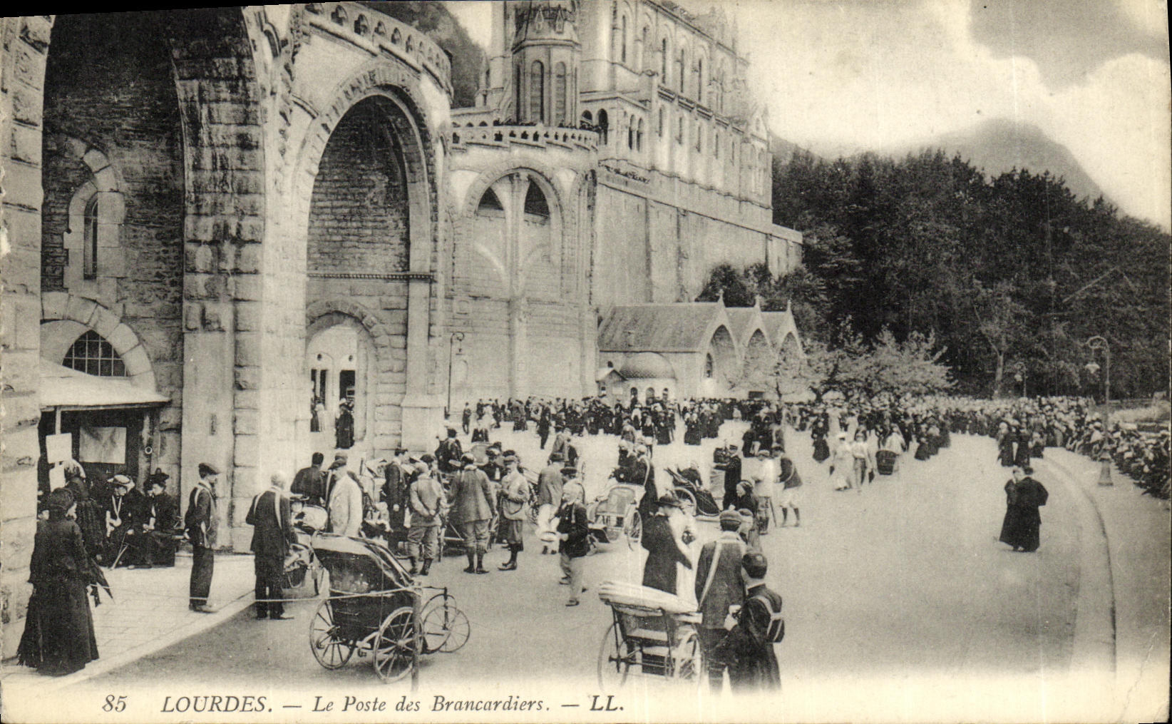 CPA Lourdes Le Poste des Brancardiers