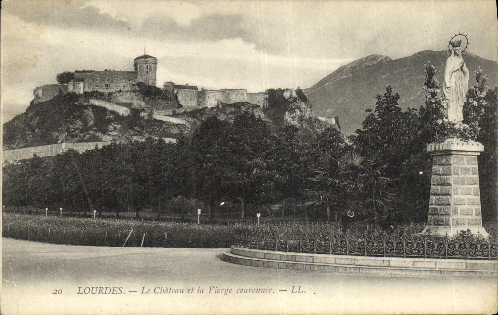 CPA Lourdes Le Chateau et la Vierge Courounnee