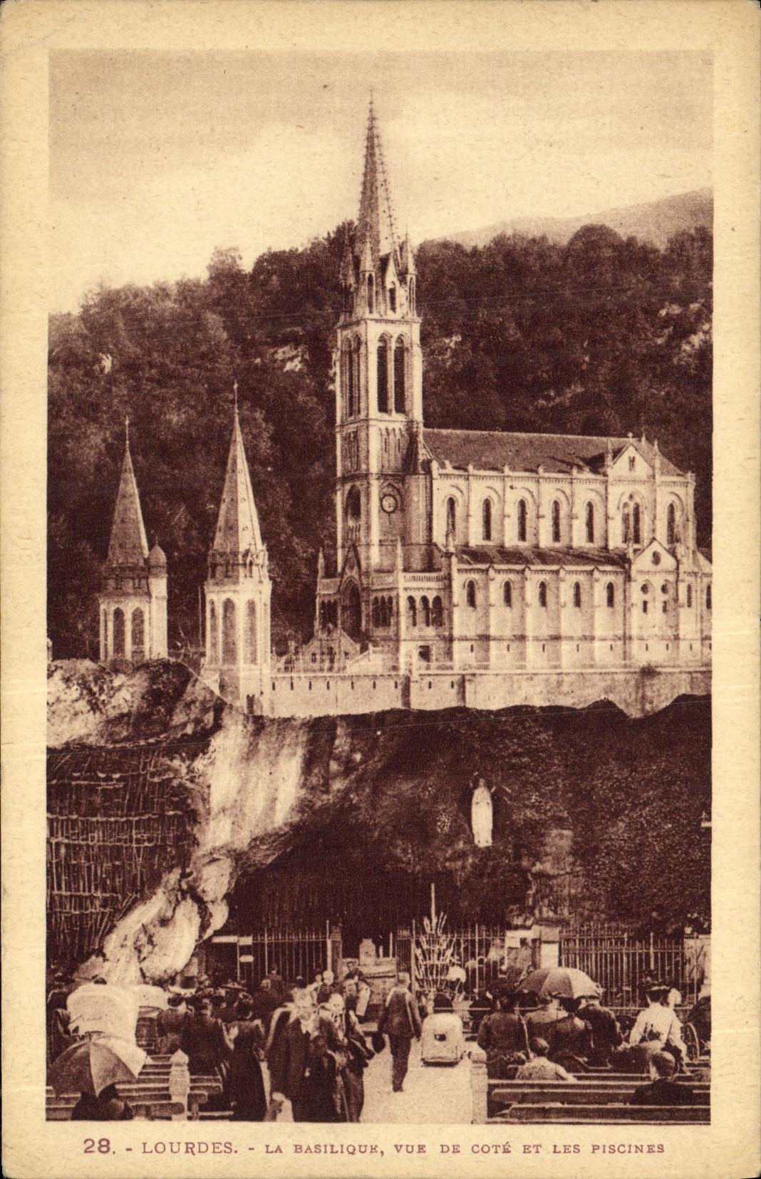 CPA Lourdes La Basilique Vue De Cote Et Les piscines