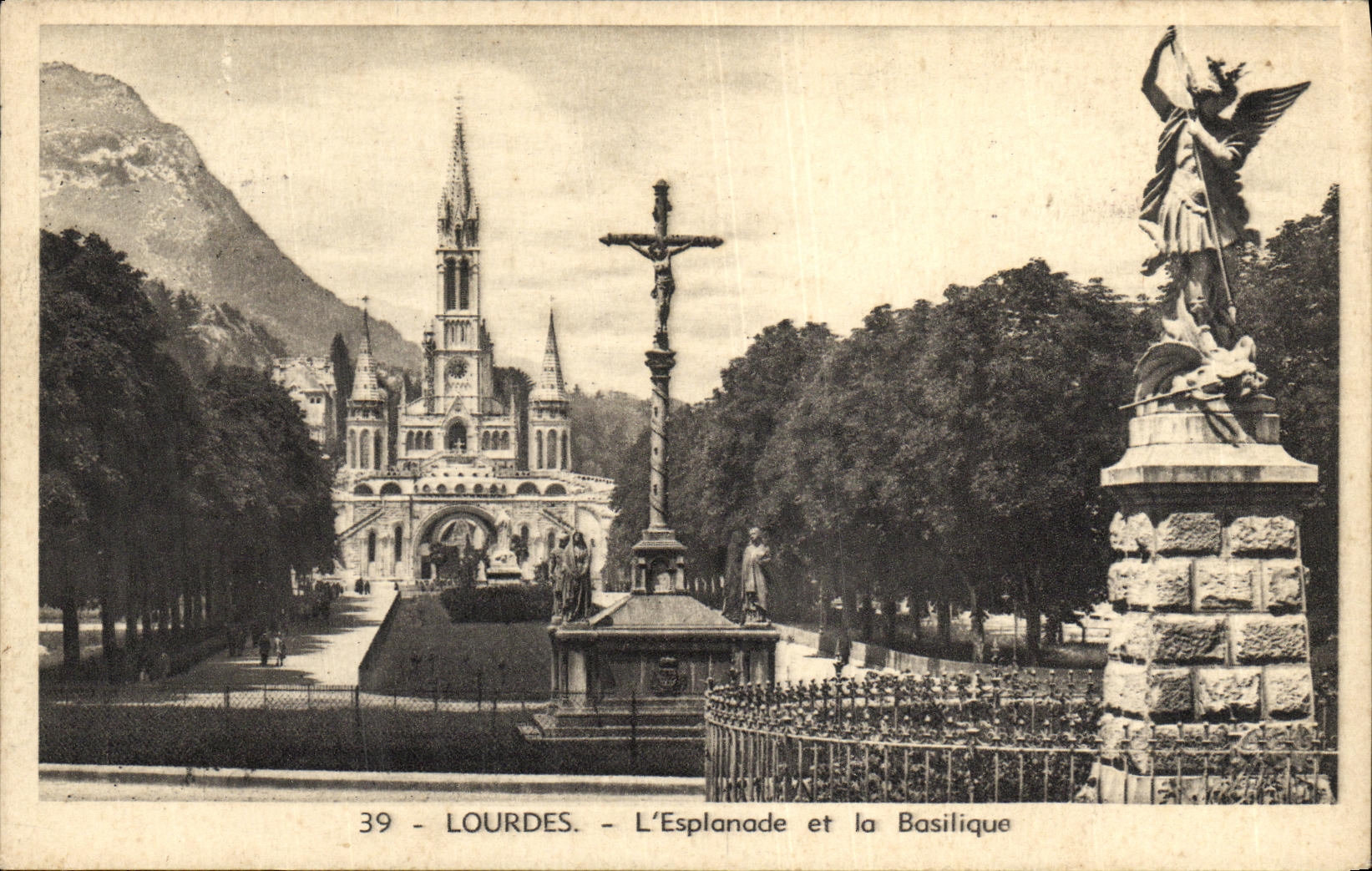 CPA Lourdes L Esplanade et la Basilique