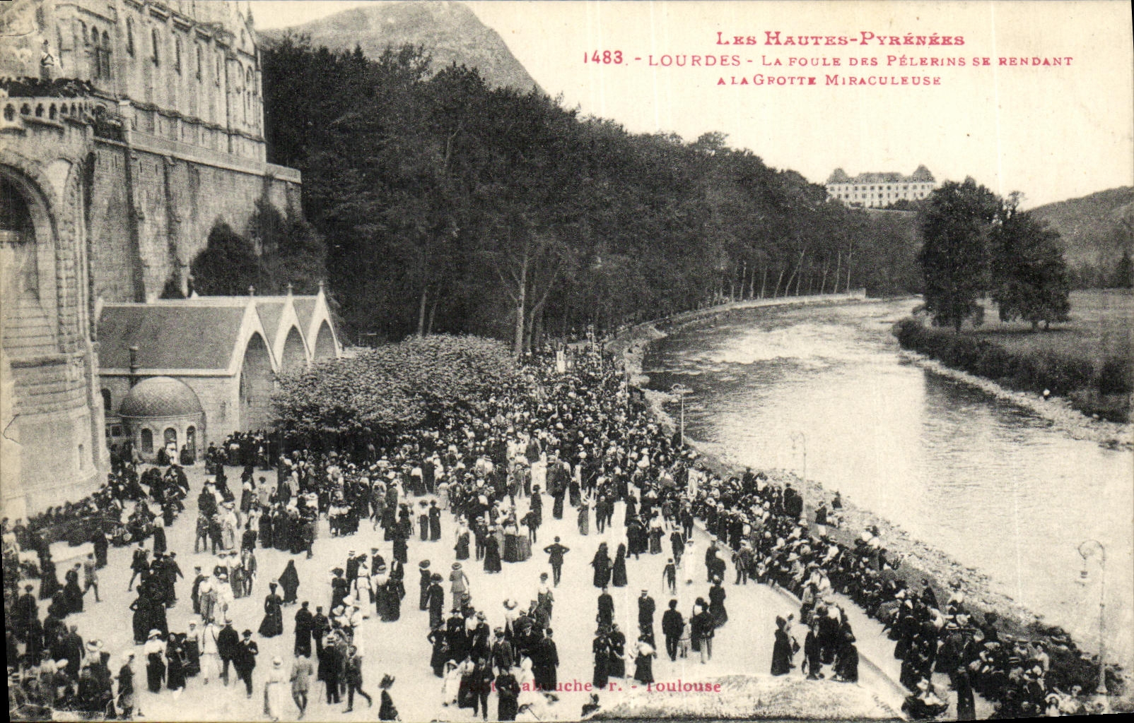 CPA Lourdes La foule des pelerins se rendant a la grotte miraculeuse