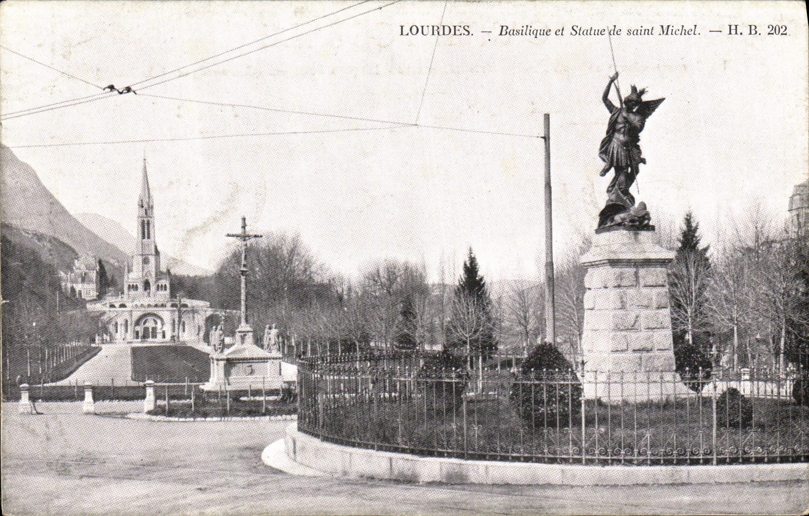 CPA Lourdes Basilique et statue de Saint Michel