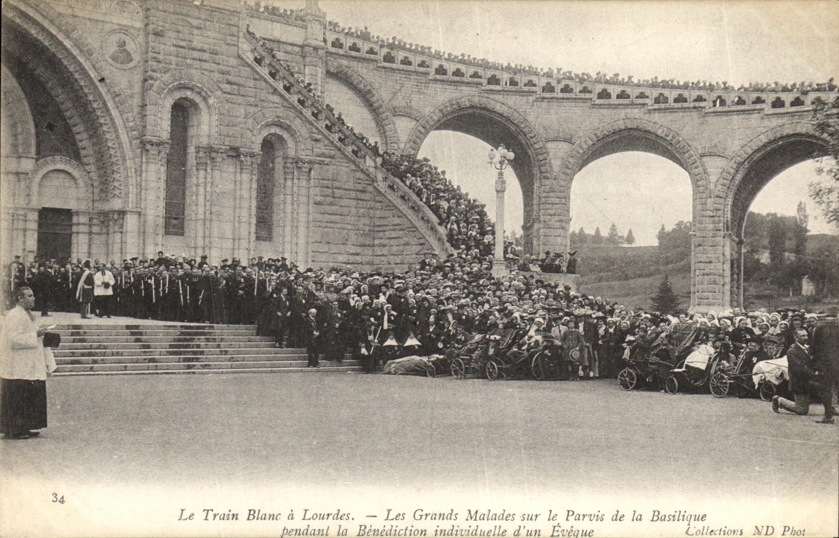 CPA Lourdes Le train blanc Les grands malades sur le parvis de la basilique pendant la benediction individuelle 