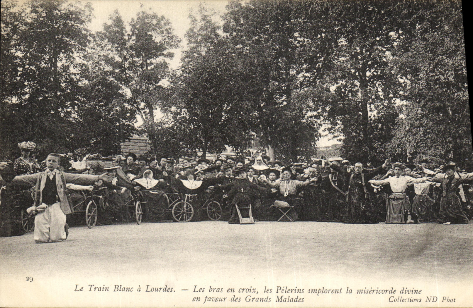 CPA Lourdes Le Train Blanc a Les bras en croix 