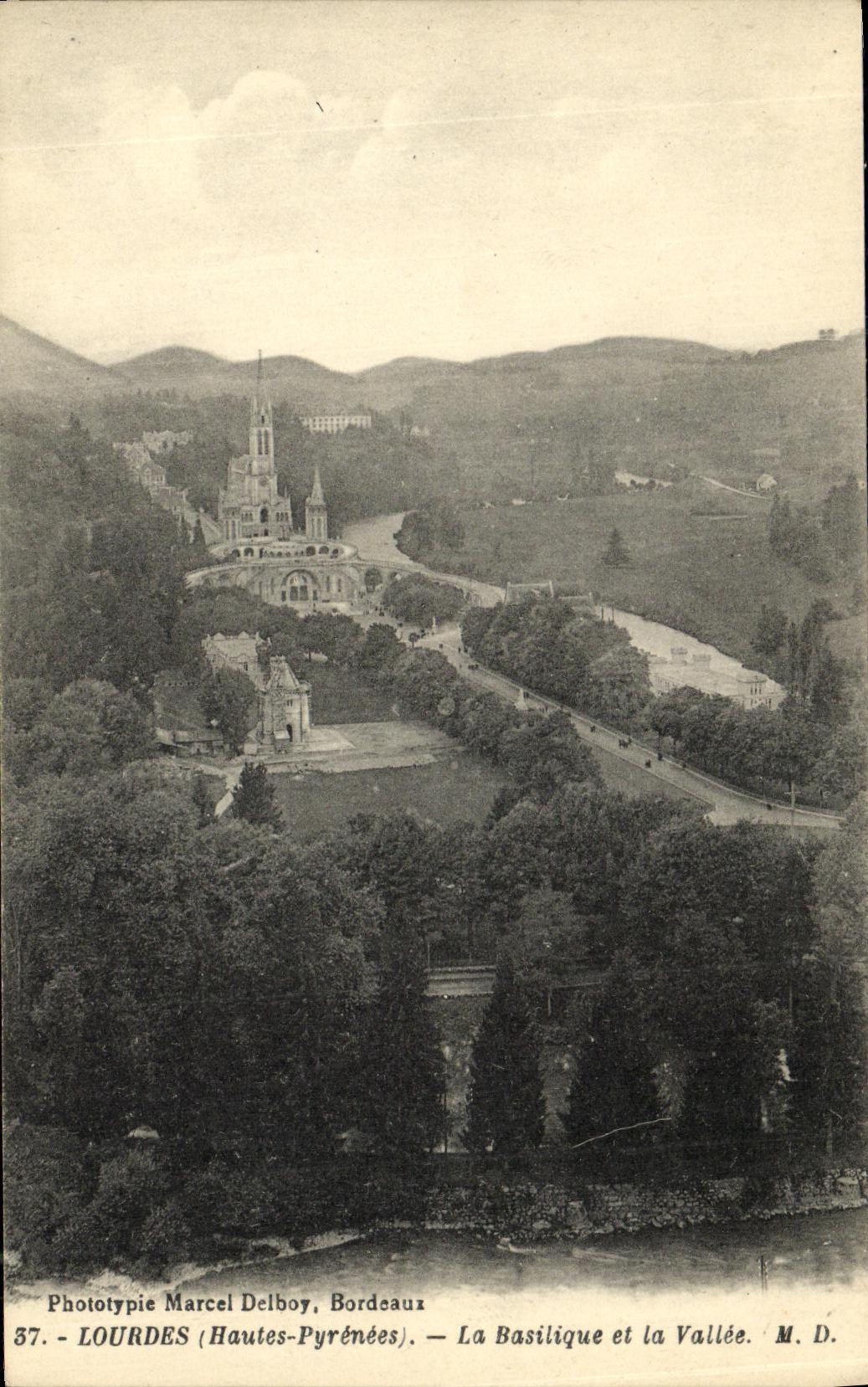 CPA Lourdes La Basilique et la Vallee 
