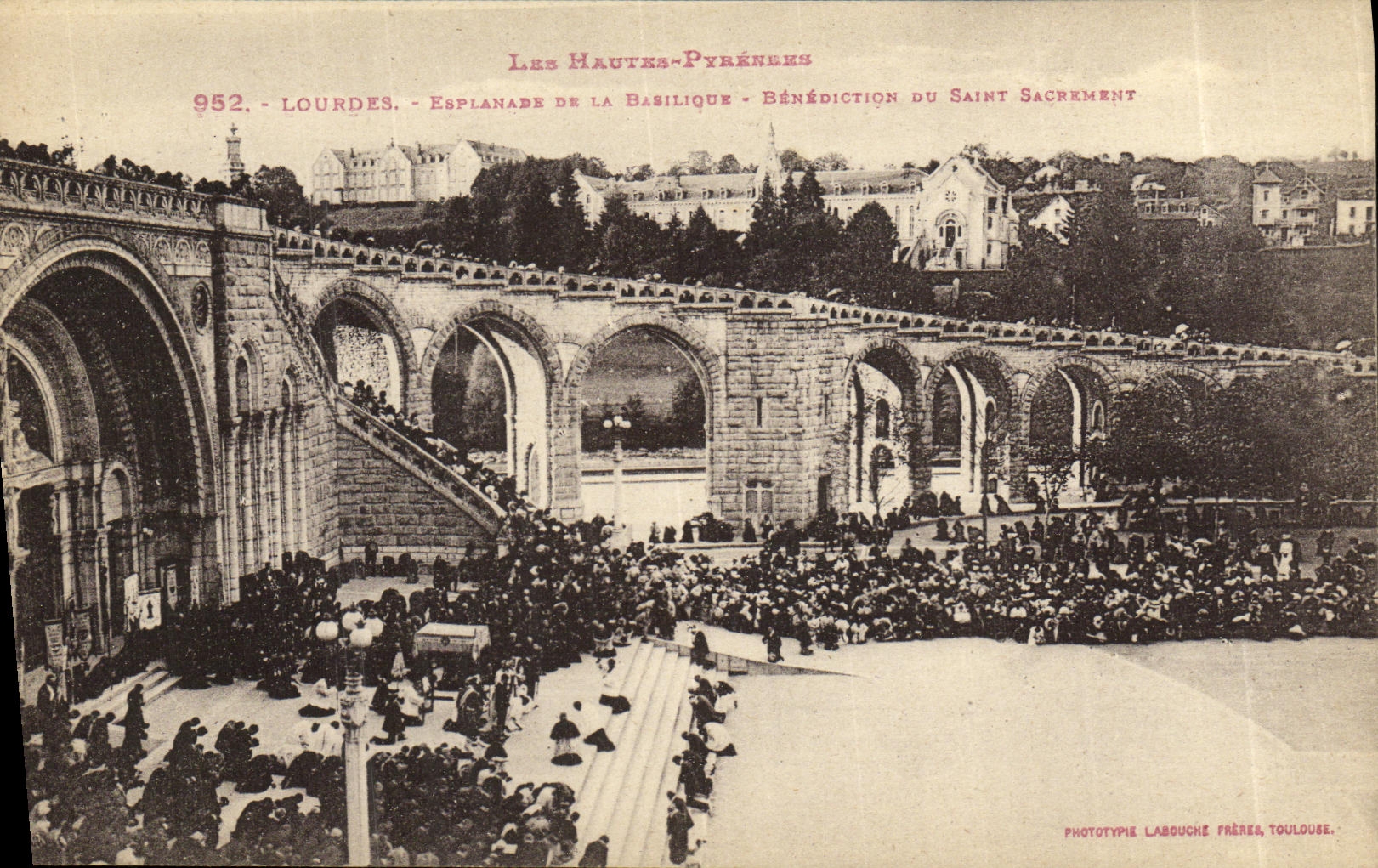 CPA Lourdes Esplanade de la basilique Benediction du Saint Sacrement