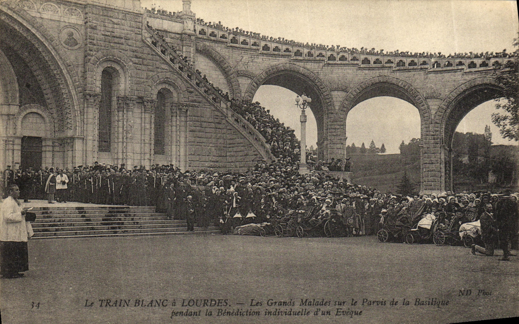 CPA Lourdes Train Blanc Les Grands malades sur le parvis de la basilique
