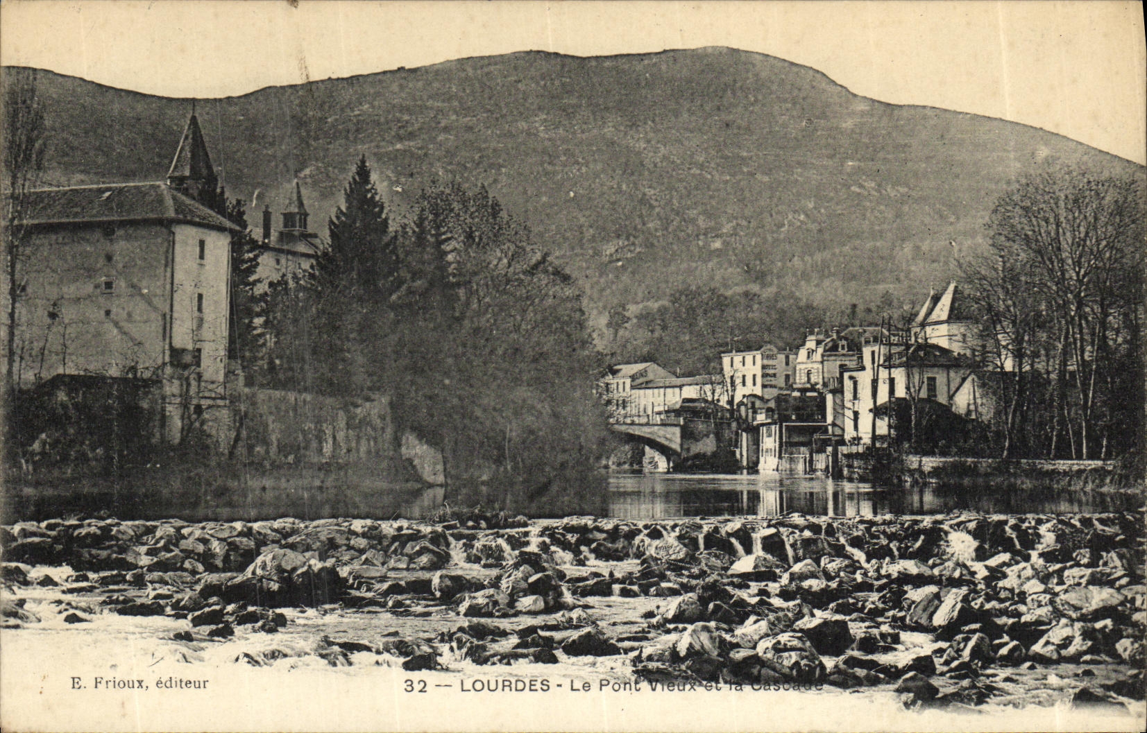 CPA Lourdes Le Pont Vieux et la cascade