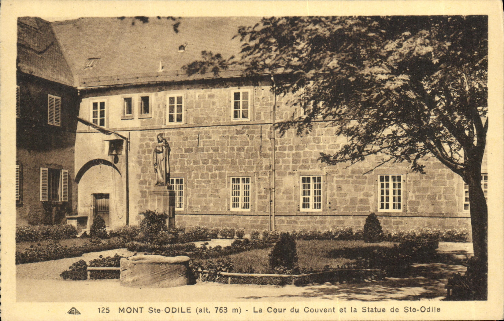 CPA Mont Sainte Odile Cour Du Couvent et la Statue de Ste Odile