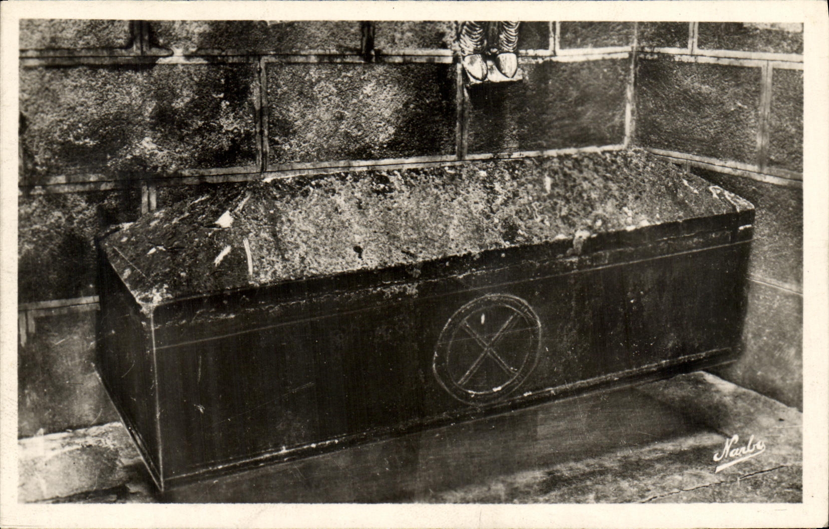 CPM Arles Sur Tech Parvis de L eglise Sarcophage antique