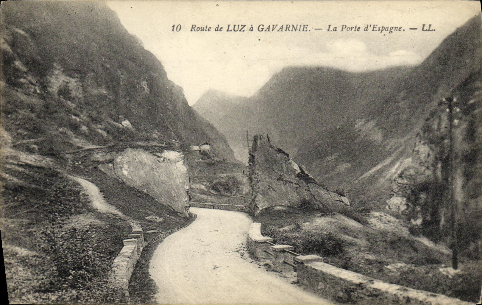 VINTAGE POSTCARD Luz Road of Gavarnie the Gate D Spain