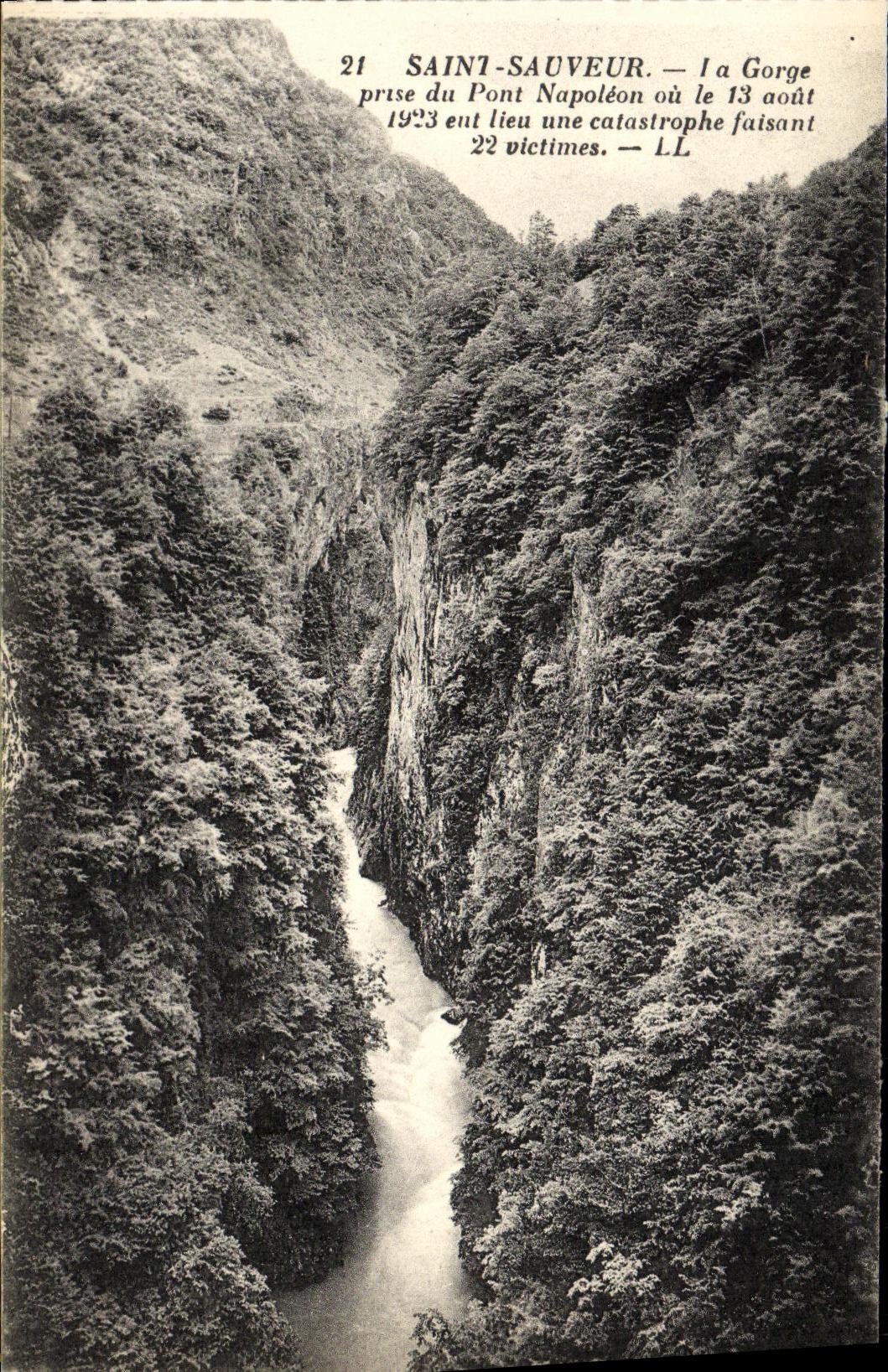 VINTAGE POSTCARD Holy Saver the throat taken of the Napoleon Bridge