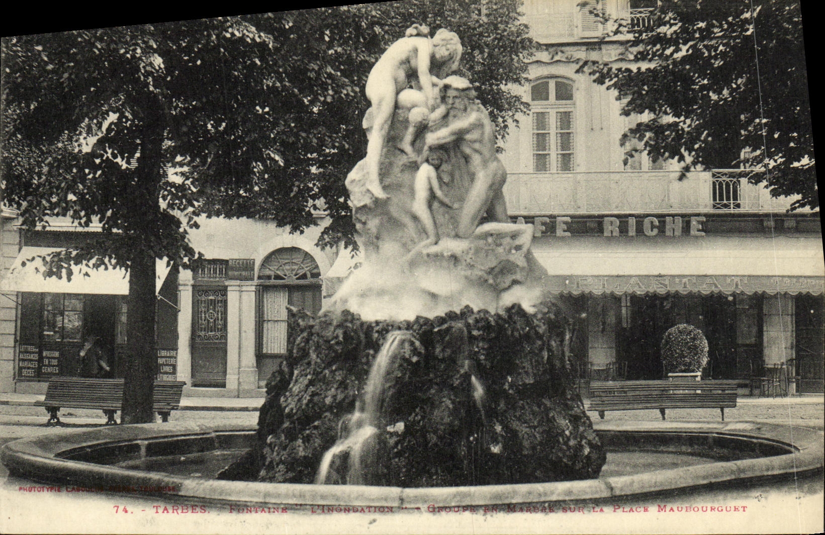 CPA Tarbes Fontaine L Inondation Cafe Riche