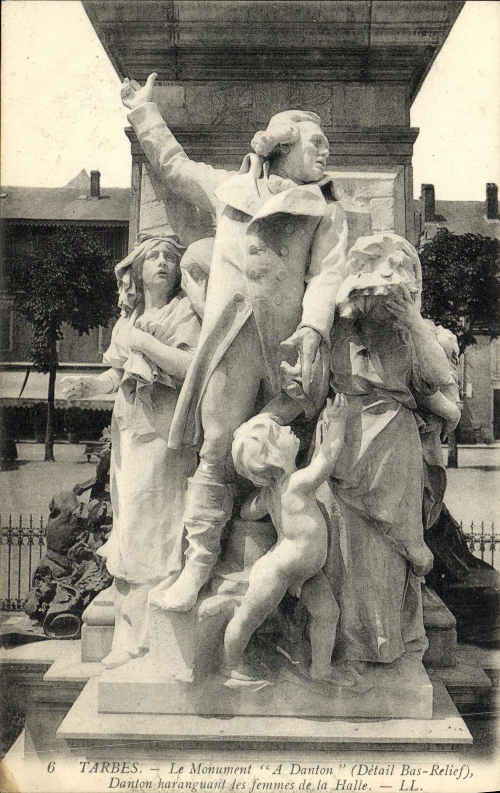La POSTAL Tarbes de la VENDIMIA el monumento tiene relevacion baja de Danton del detalle de Danton haranguant las mujeres del mercado