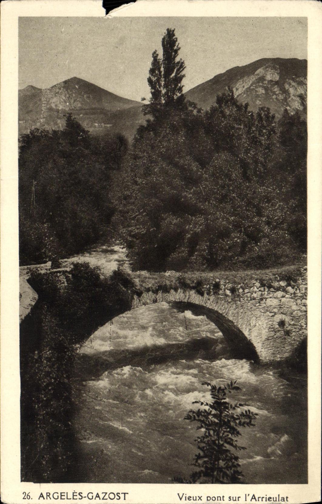 CPA Argeles Gazost Vieux pont sur L Arrieulat