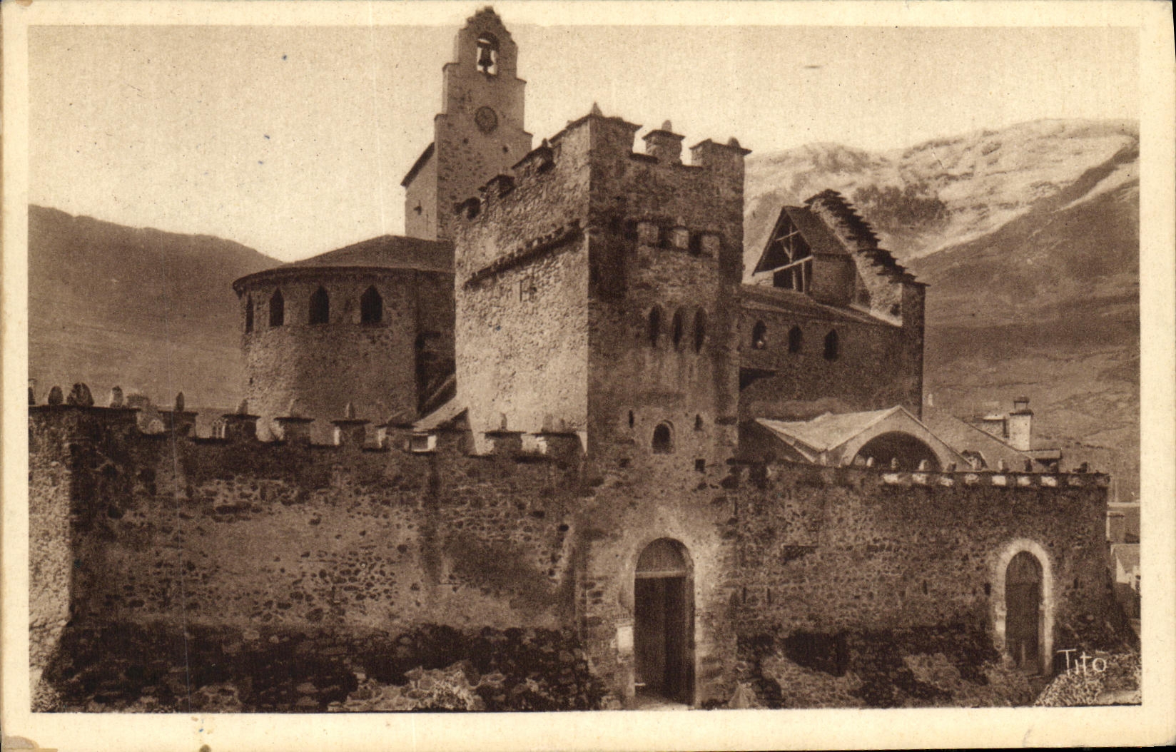 CPA Route de Gavarnie Luz Eglise des Templiers