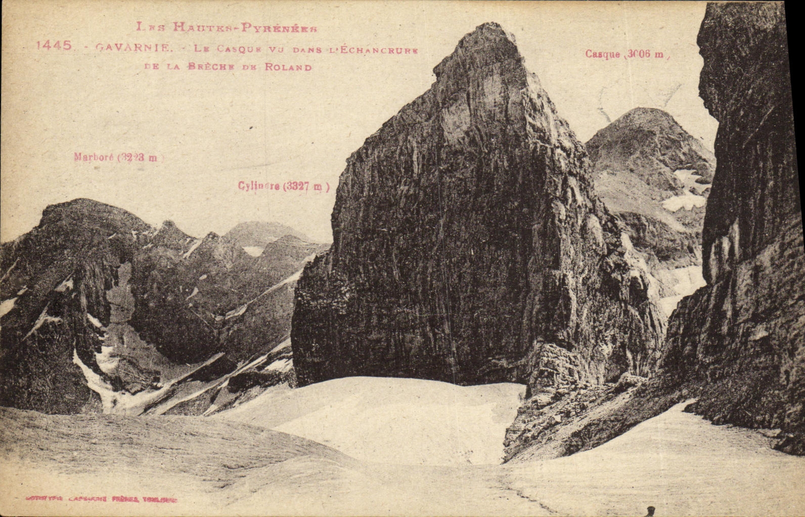 CPA Gavarnie Le casque vu dans l echancrure de la breche de Roland