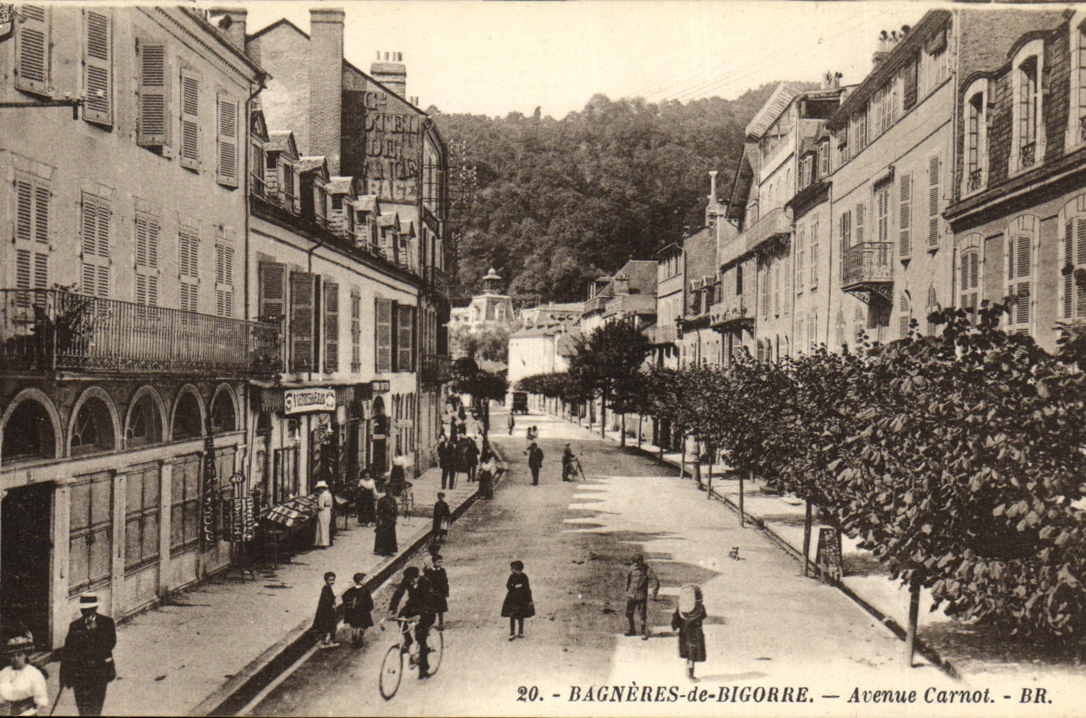 VINTAGE POSTCARD Bagneres de Bigorre Carnot Avenue