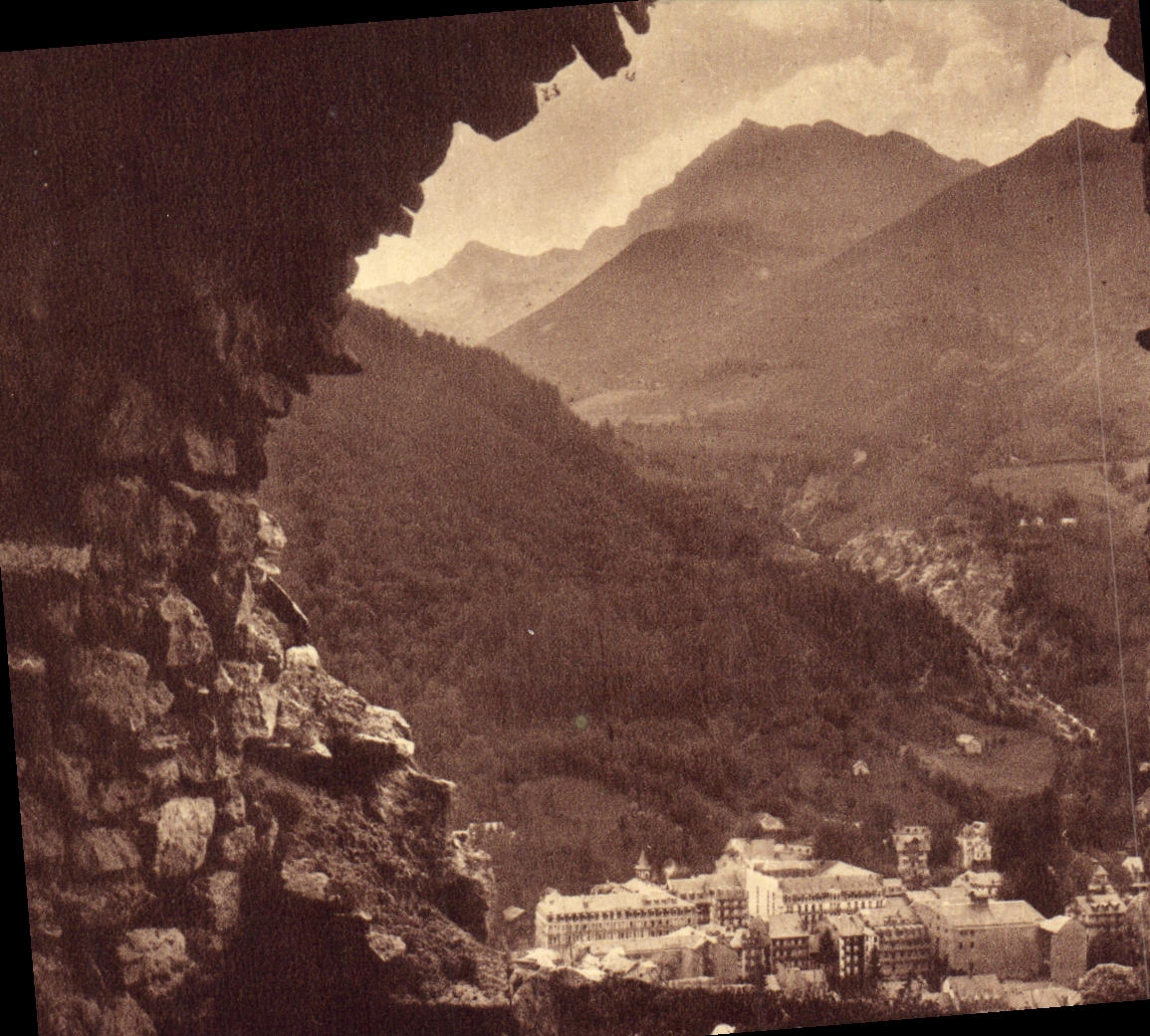 VINTAGE POSTCARD Cauterets Cauterets seen of L interior D one of the cabins in ruins of the Roman Baths