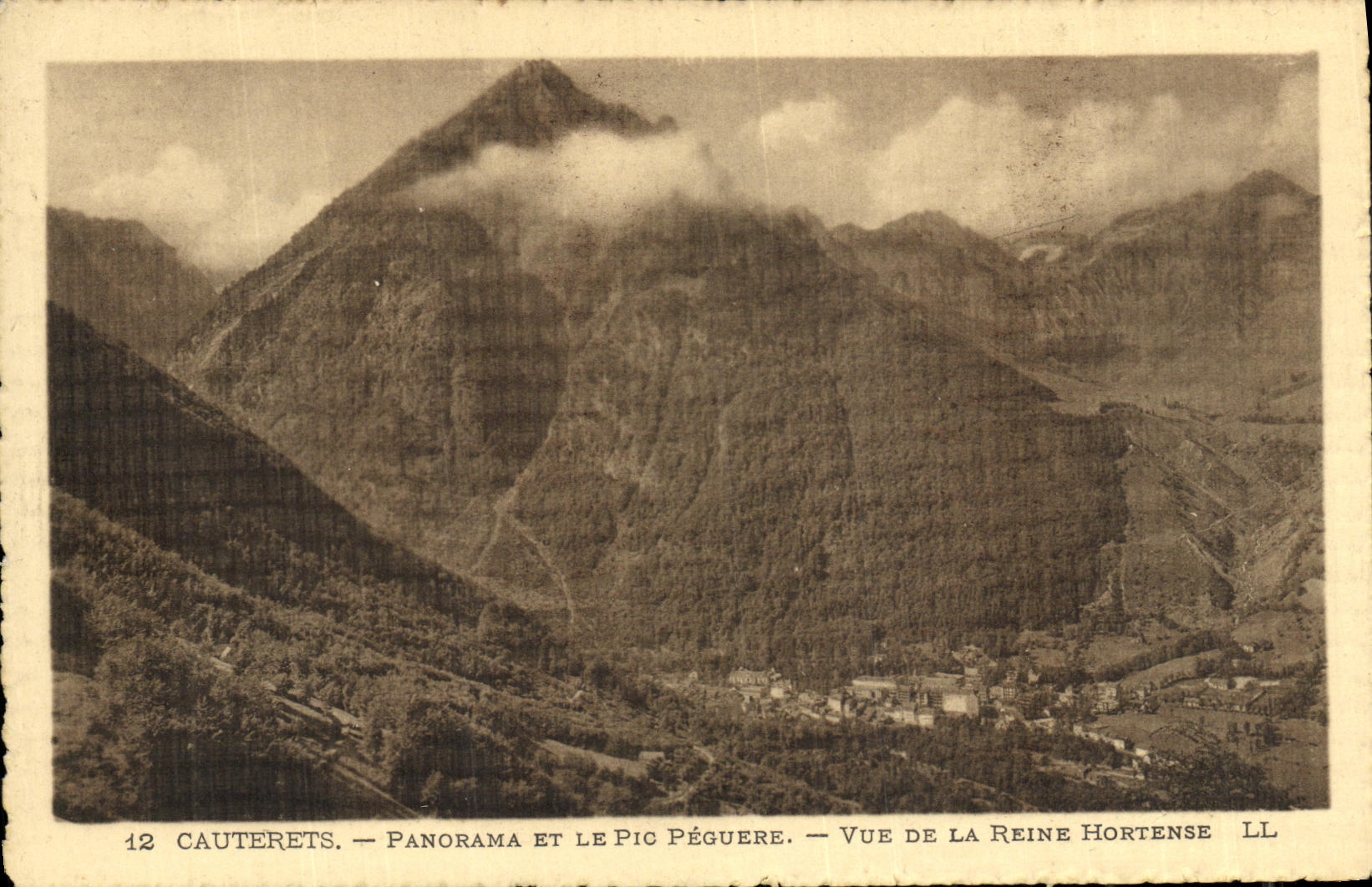 Panorama de Cauterets de la POSTAL de la VENDIMIA y el Peguere maximo visto de la reina de Hortense