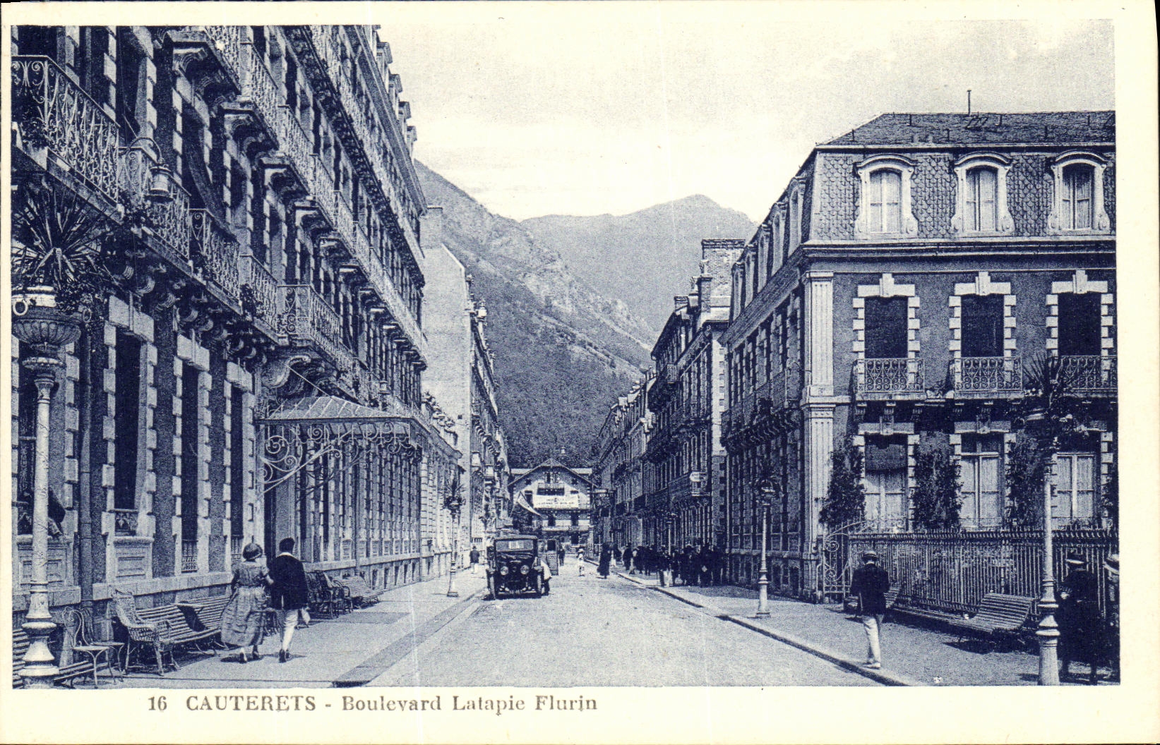 VINTAGE POSTCARD Cauterets Boulevard Latapie Flurin