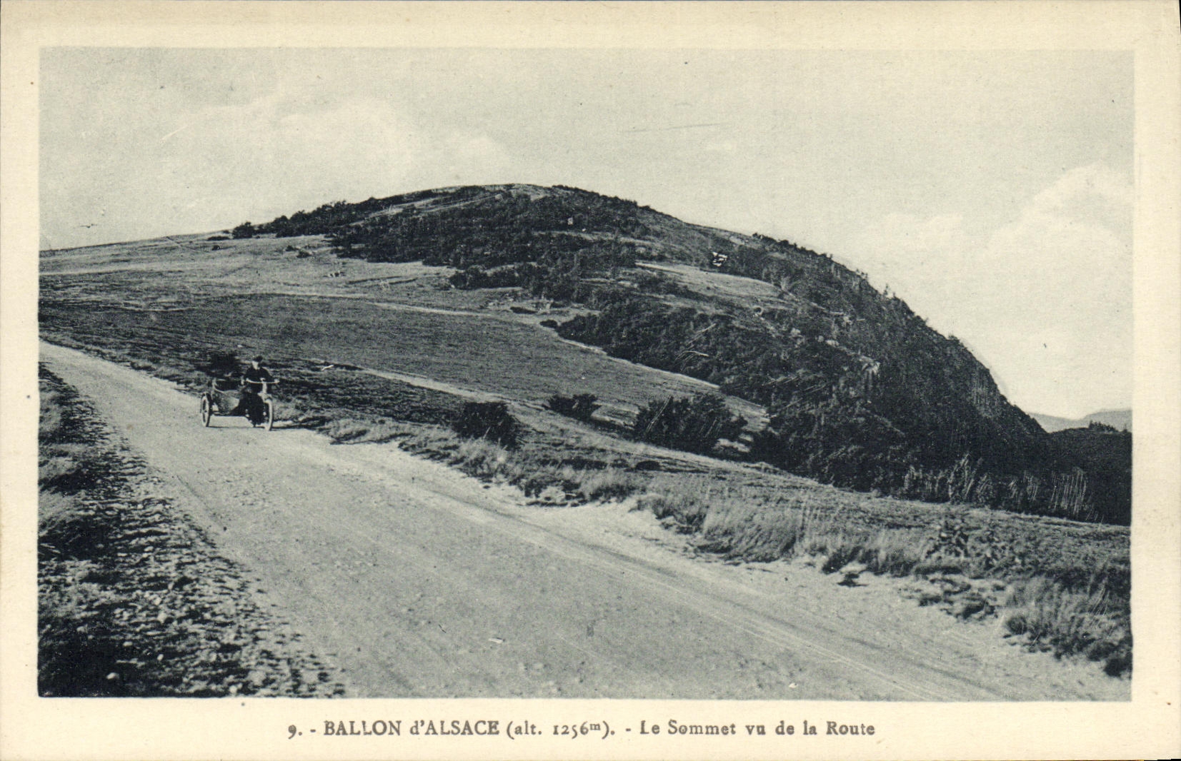 CPA Ballon d Alsace Le Sommet Vu de la Route