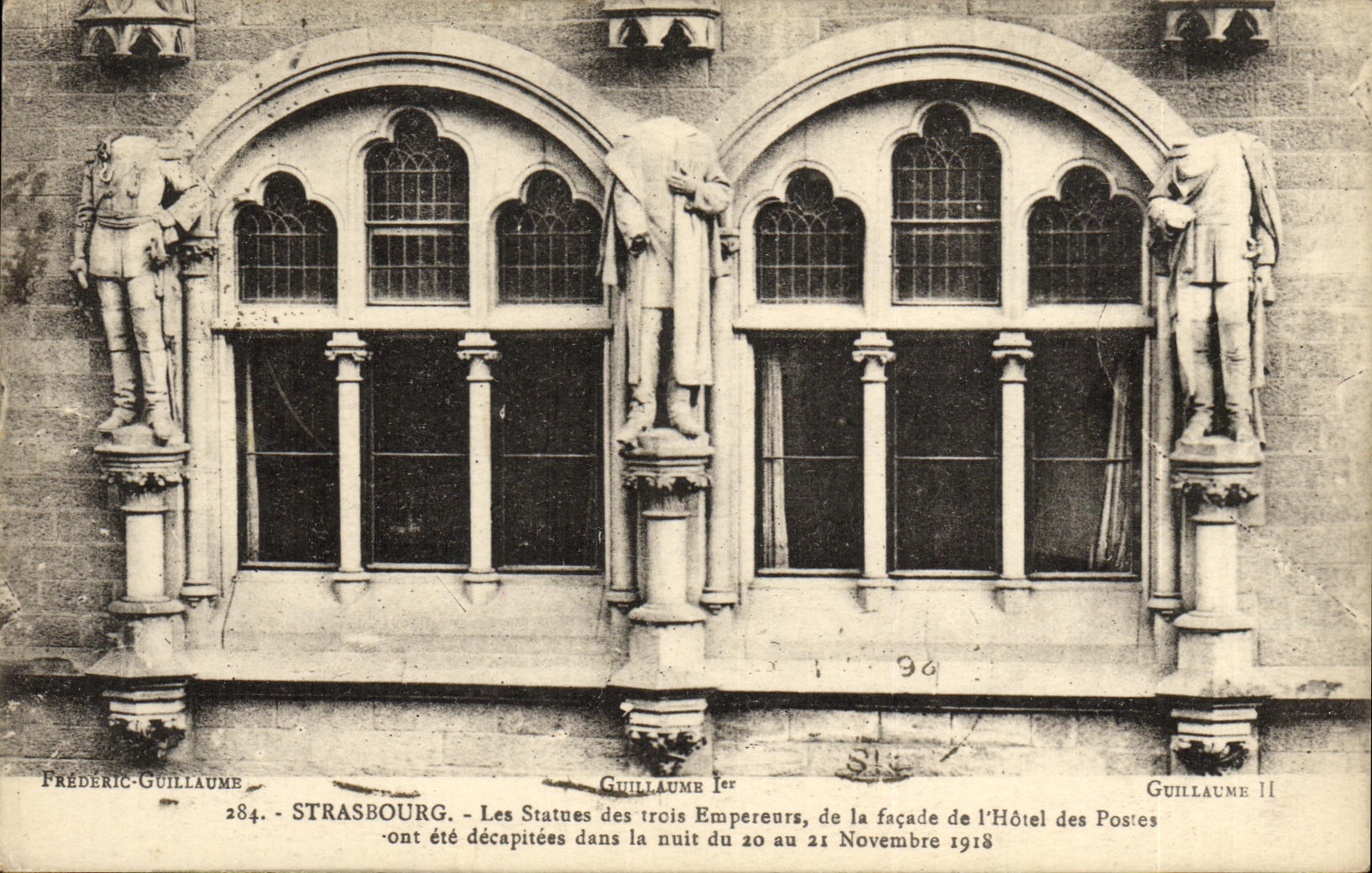 Estatuas de Estrasburgo de la POSTAL de la VENDIMIA de los tres emperadores del ataque frontal de L edificio de la oficina de correos