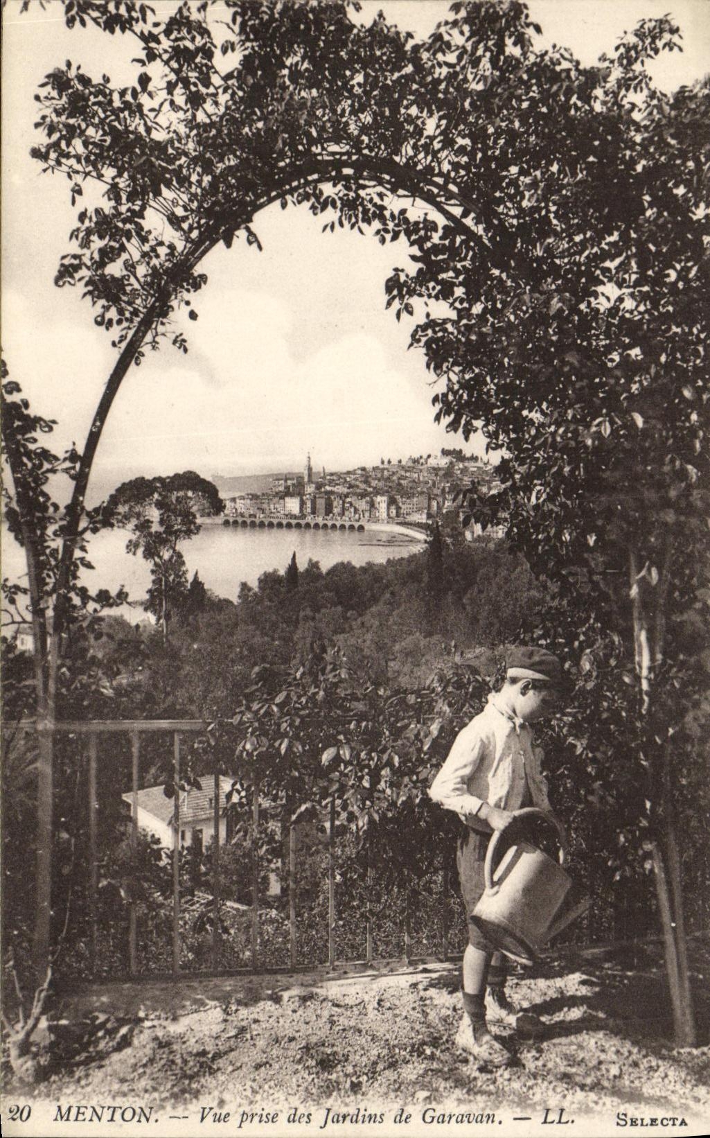 CPA Menton Vue prise des Jardins de Garavan Enfant et arrosoir