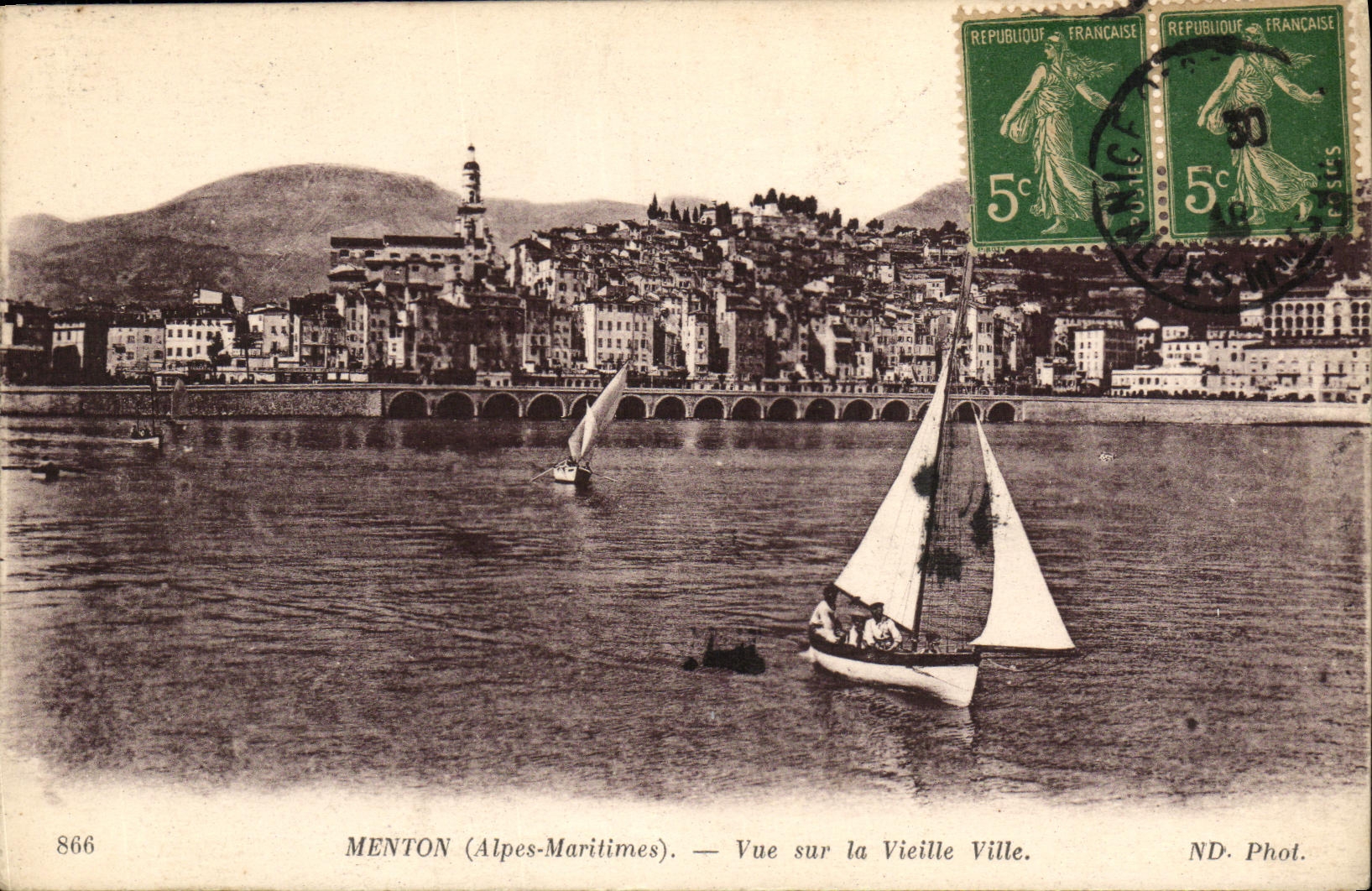 CPA Menton Vue sur la Vieille Ville Bateau