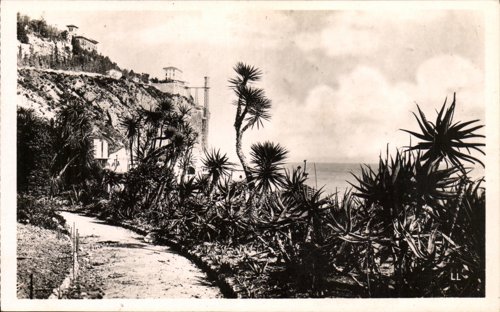 CPA Menton Vue sur la frontiere Italienne Les Rochers Rouges