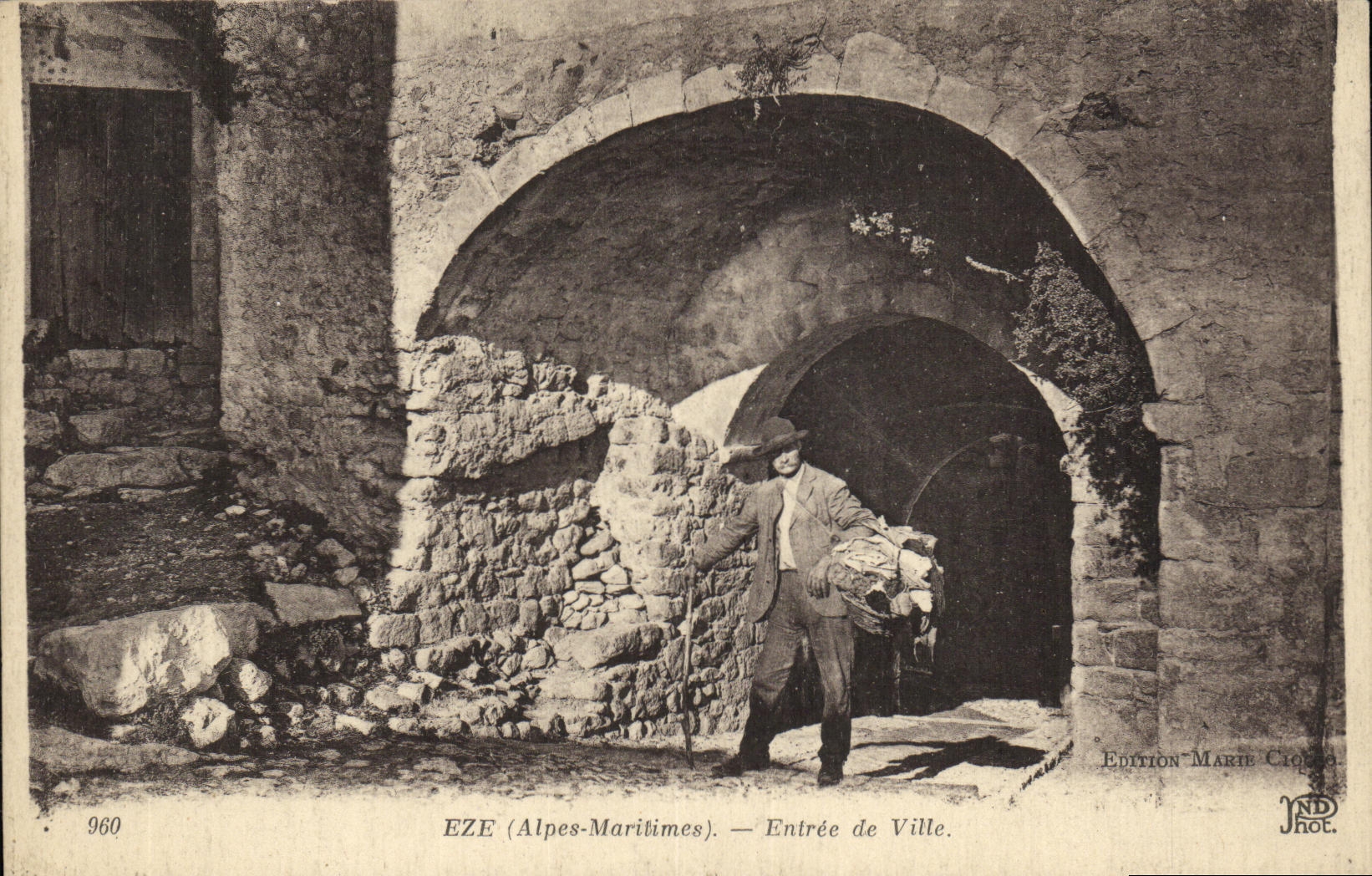 CPA Eze Entree de Ville animee 