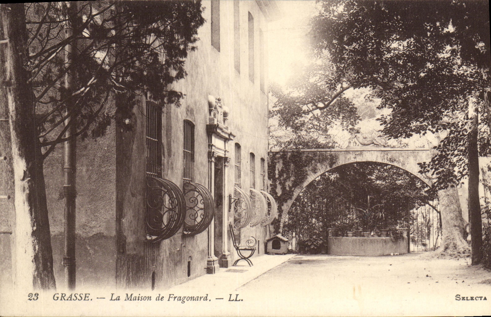 VINTAGE POSTCARD Fatty the House of Fragonard