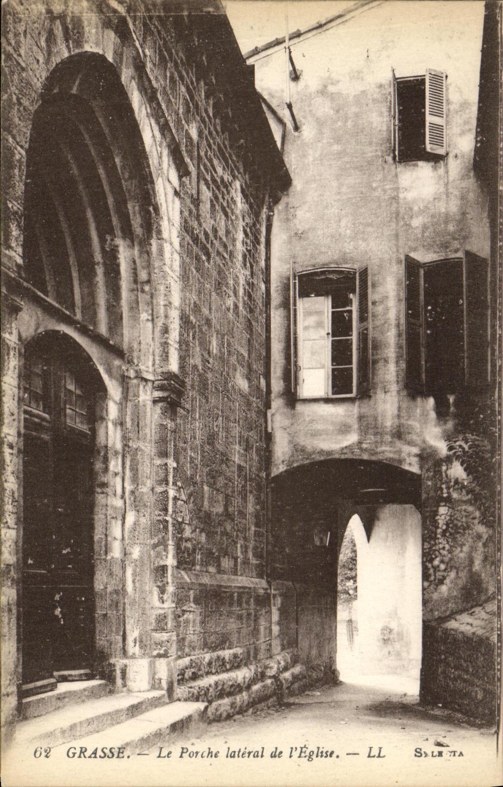 POSTAL de la VENDIMIA grasa el portico lateral de L iglesia