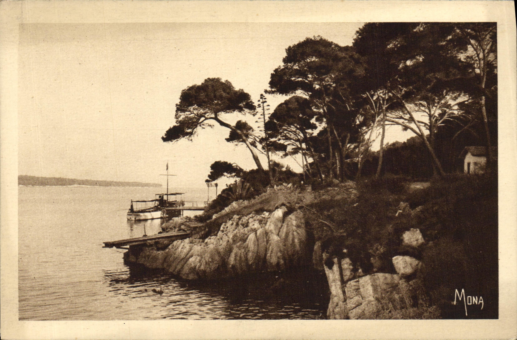 CPA lle Saint Honorat Bateau a vapeur a l embarcadere