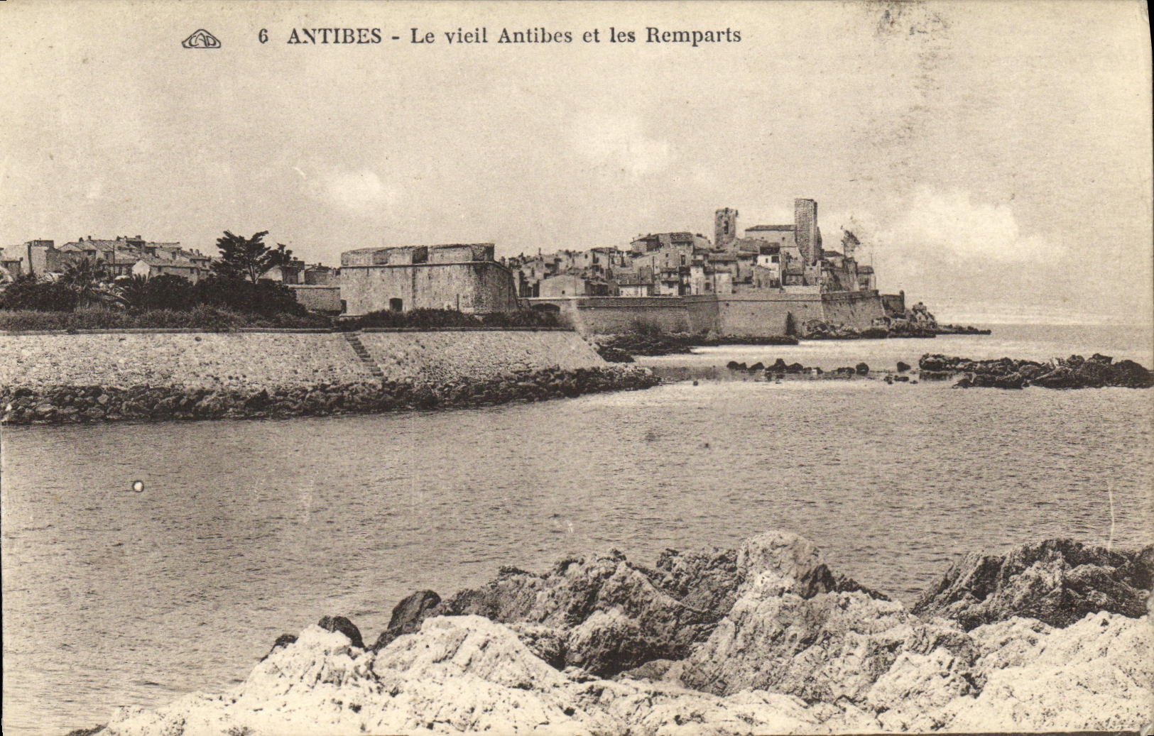 CPA Antibes Le vieil Antibes et les Remparts