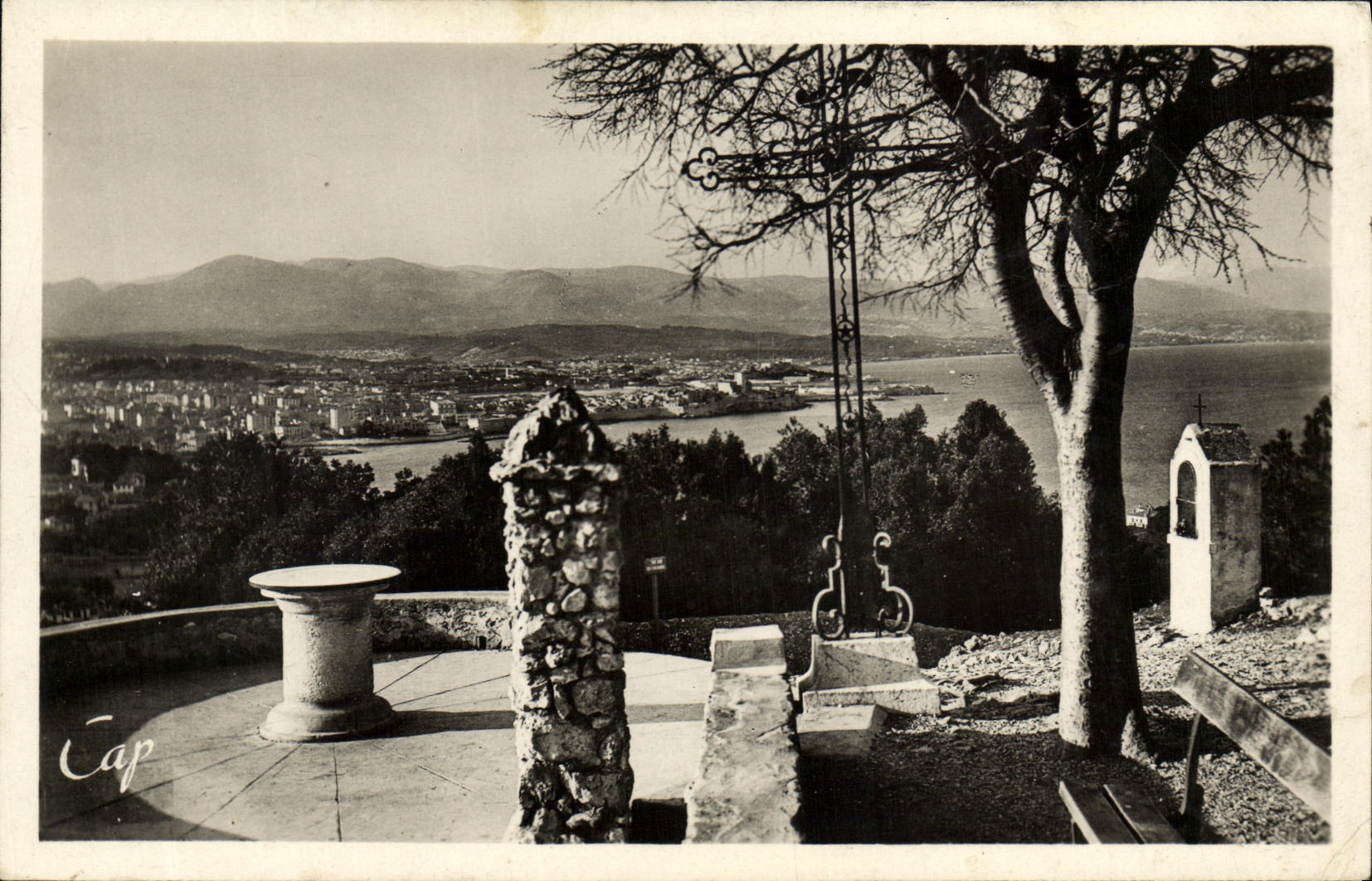 CPA Antibes Vue sur la table d orientation et la ville prise de N D de la Garoupe